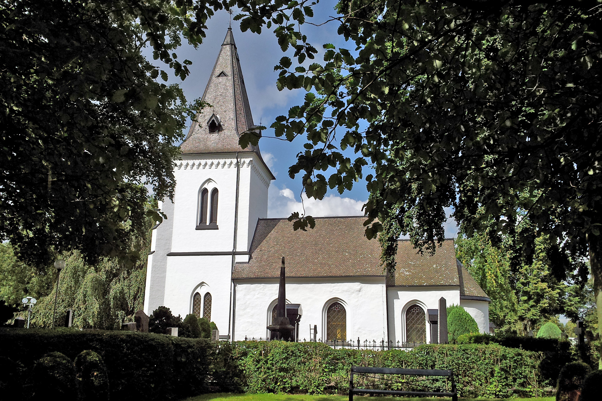 Brågarps kyrka genom sommargrönskan 2014
