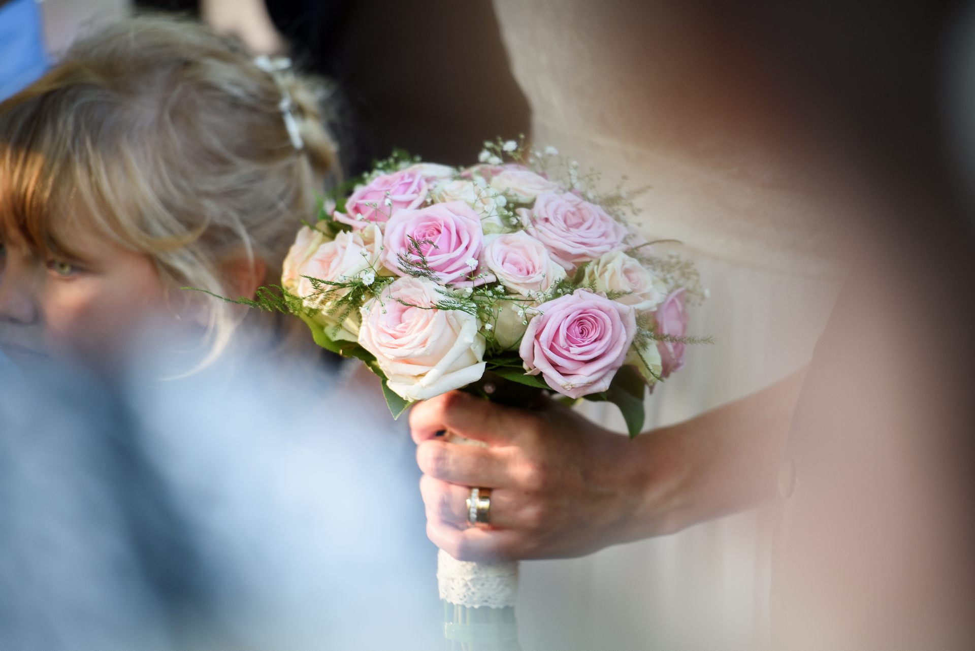 Brudbukett med rosa rosor.