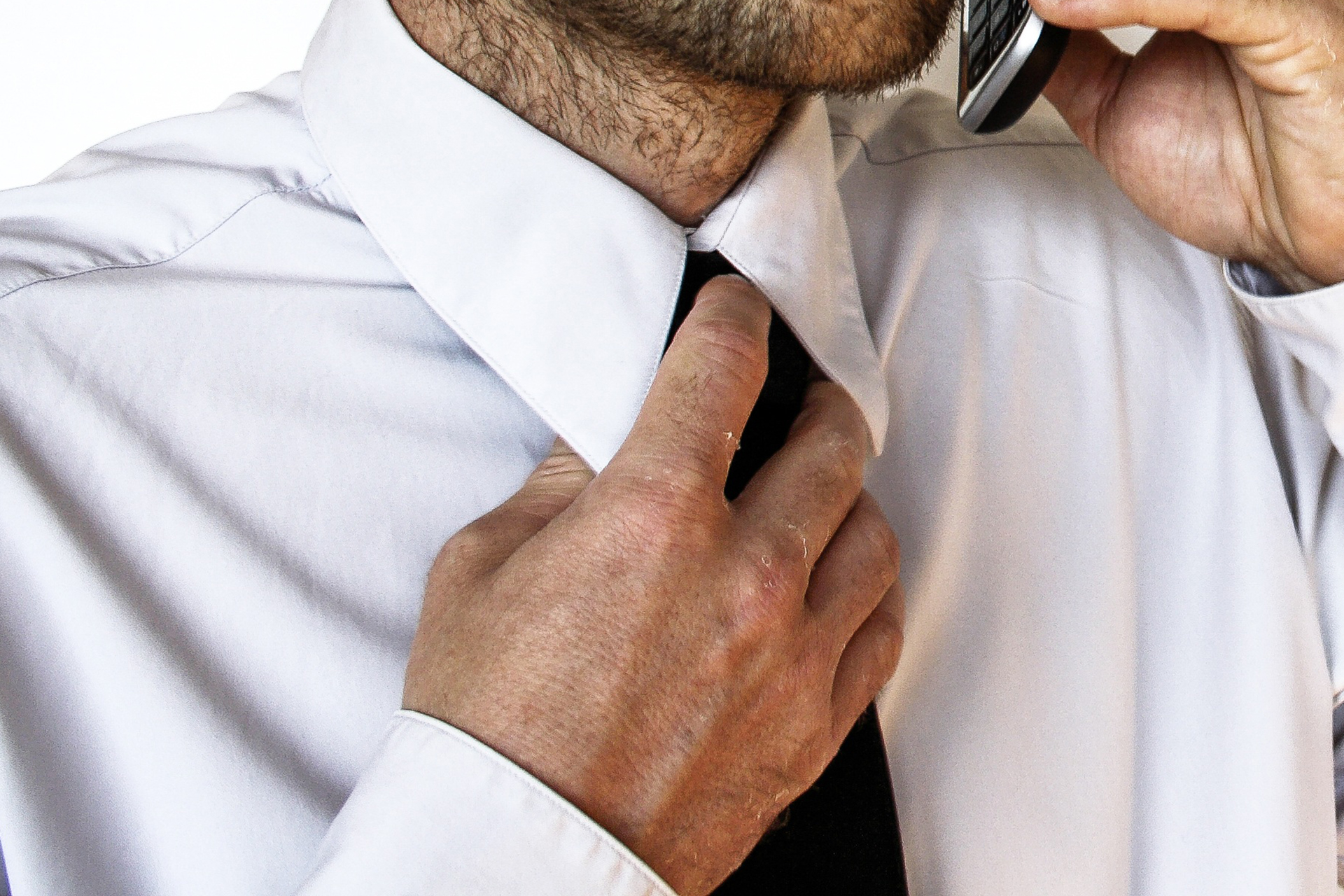 Man som rättar till slipsen.