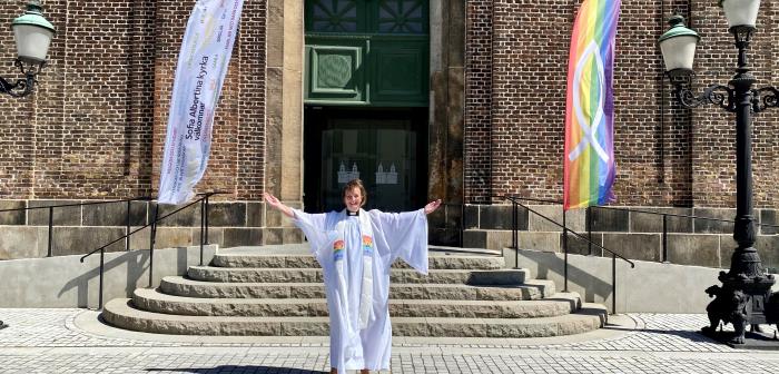 I två månader har kyrkorna stått tomma när klockorna har ringt på söndagarna, men nu öppnas portarna. Från och med midsommarveckan finns det återigen möjlighet att fira gudstjänst och besöka kyrkans konserter!