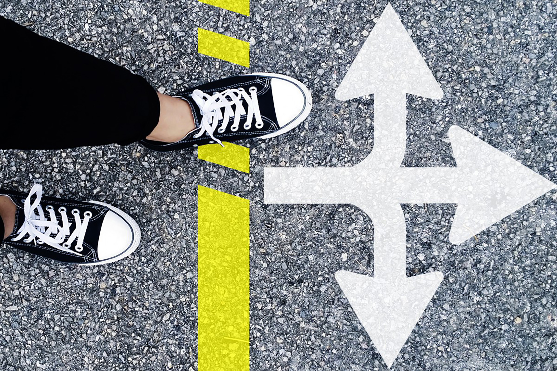 Någon står vid en vägkorsning.