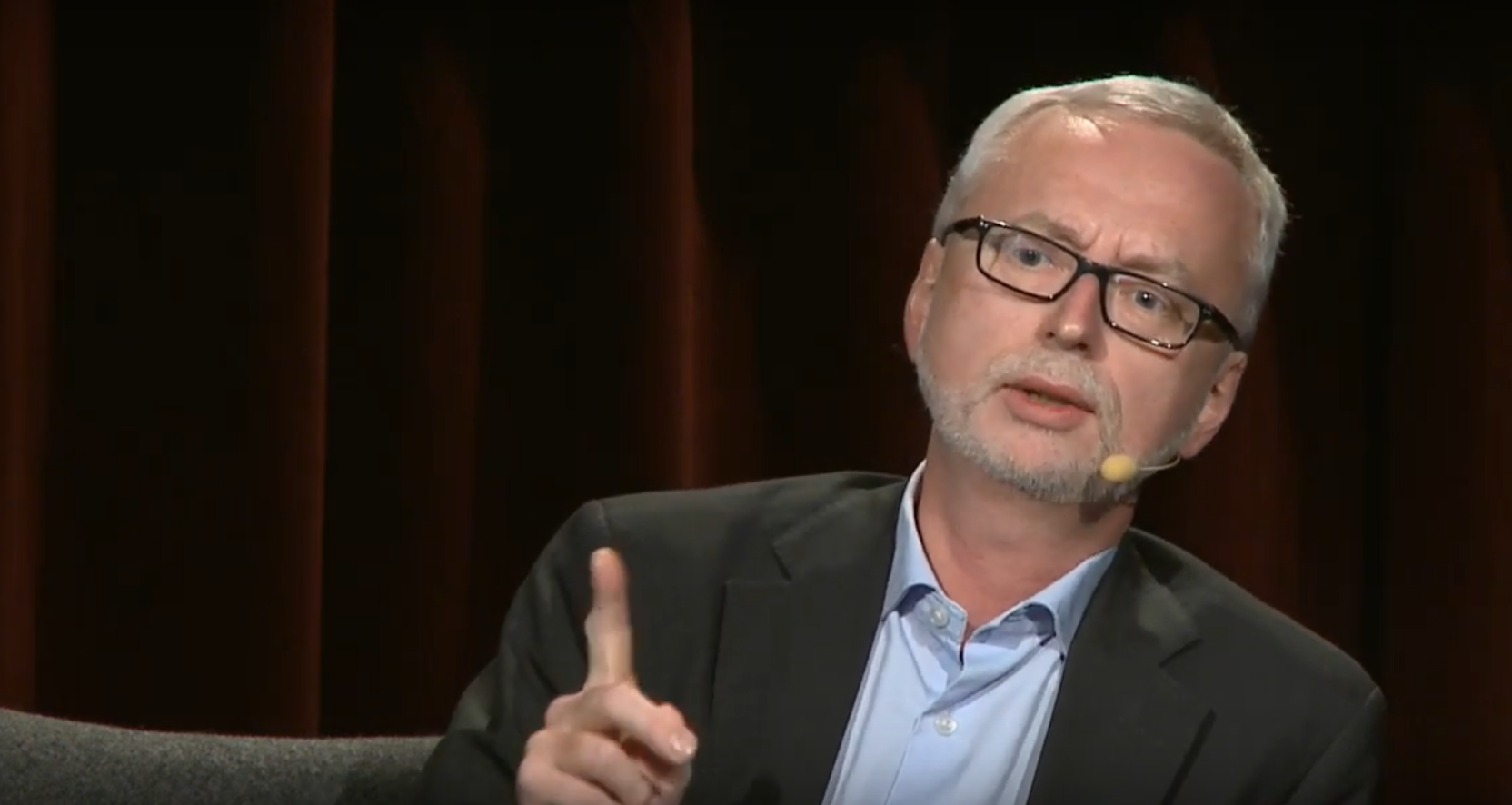 Dick Harrison talar på Se människan scenen