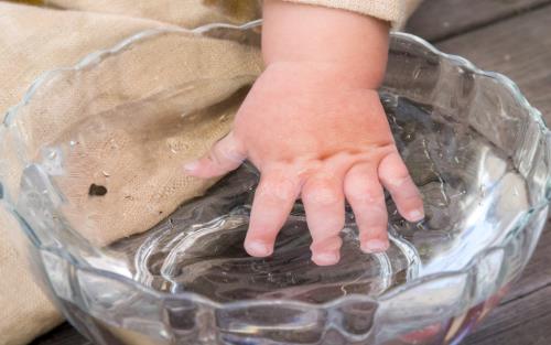 barnhand i vatten. 