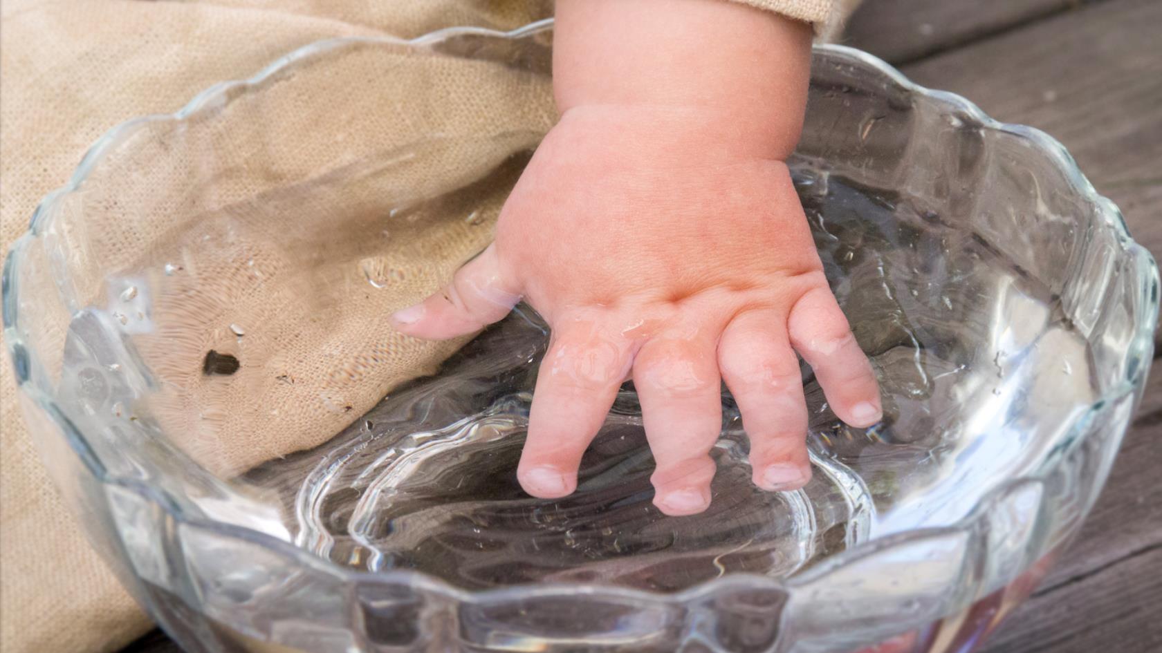 Barnhand i vatten, dop