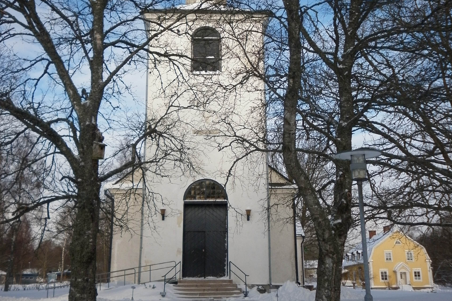 Ingången till Ekeberga kyrka