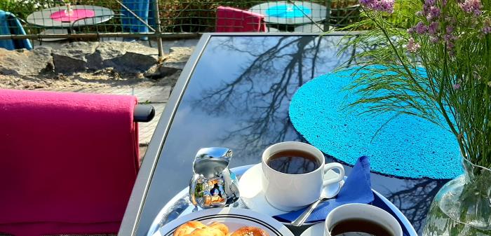 Ta ditt förmiddagsfika på församlingsgårdens "bak-fika", måndag-onsdag kl. 10-12.