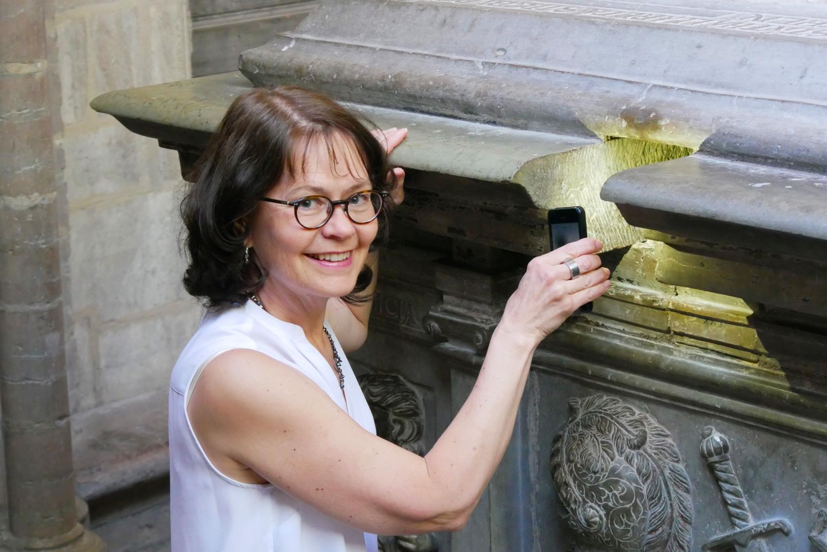 Eva Nyström Tagesson vid en gravtumba i domkyrkan 