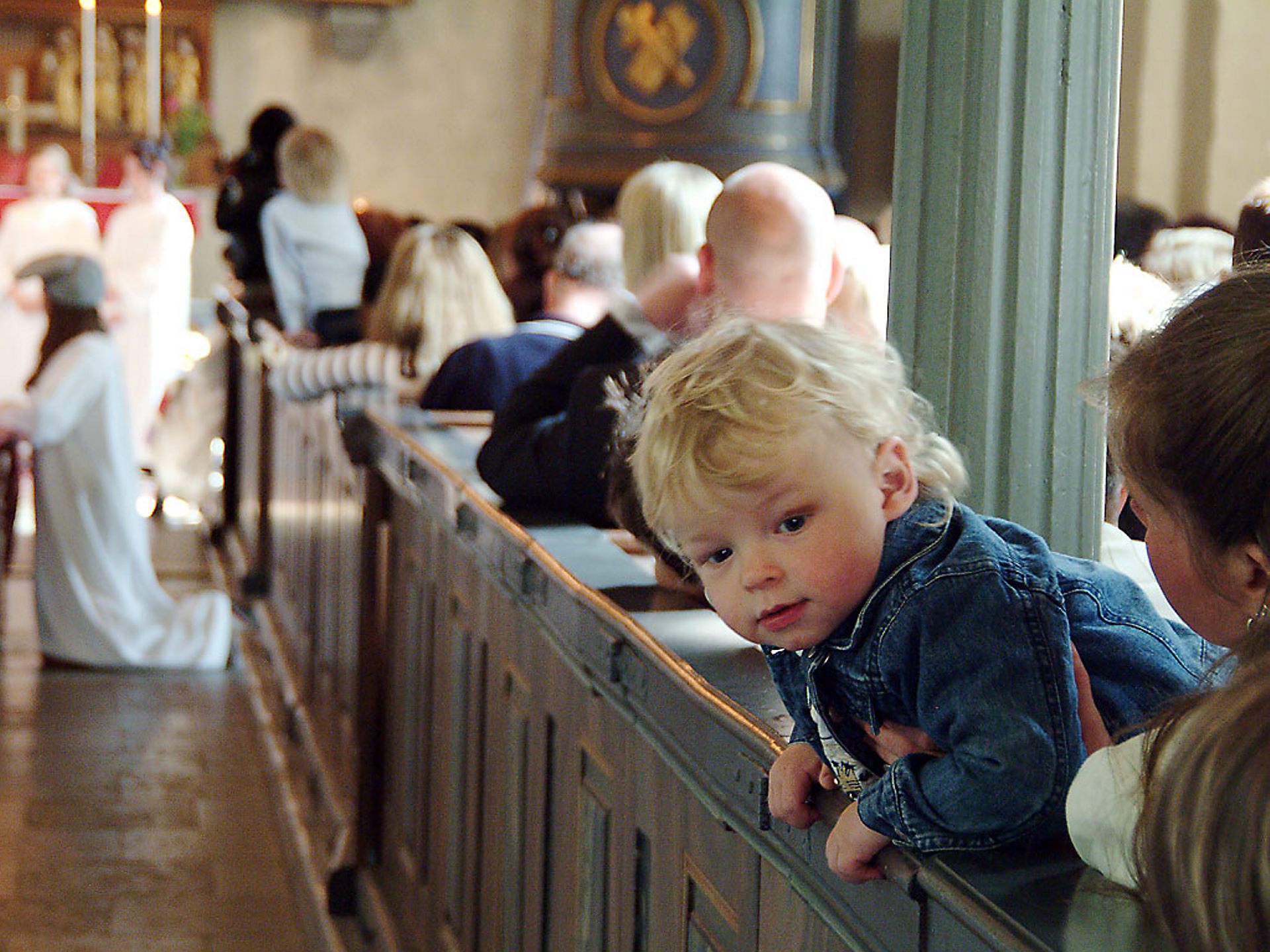 Barn i kyrkan.