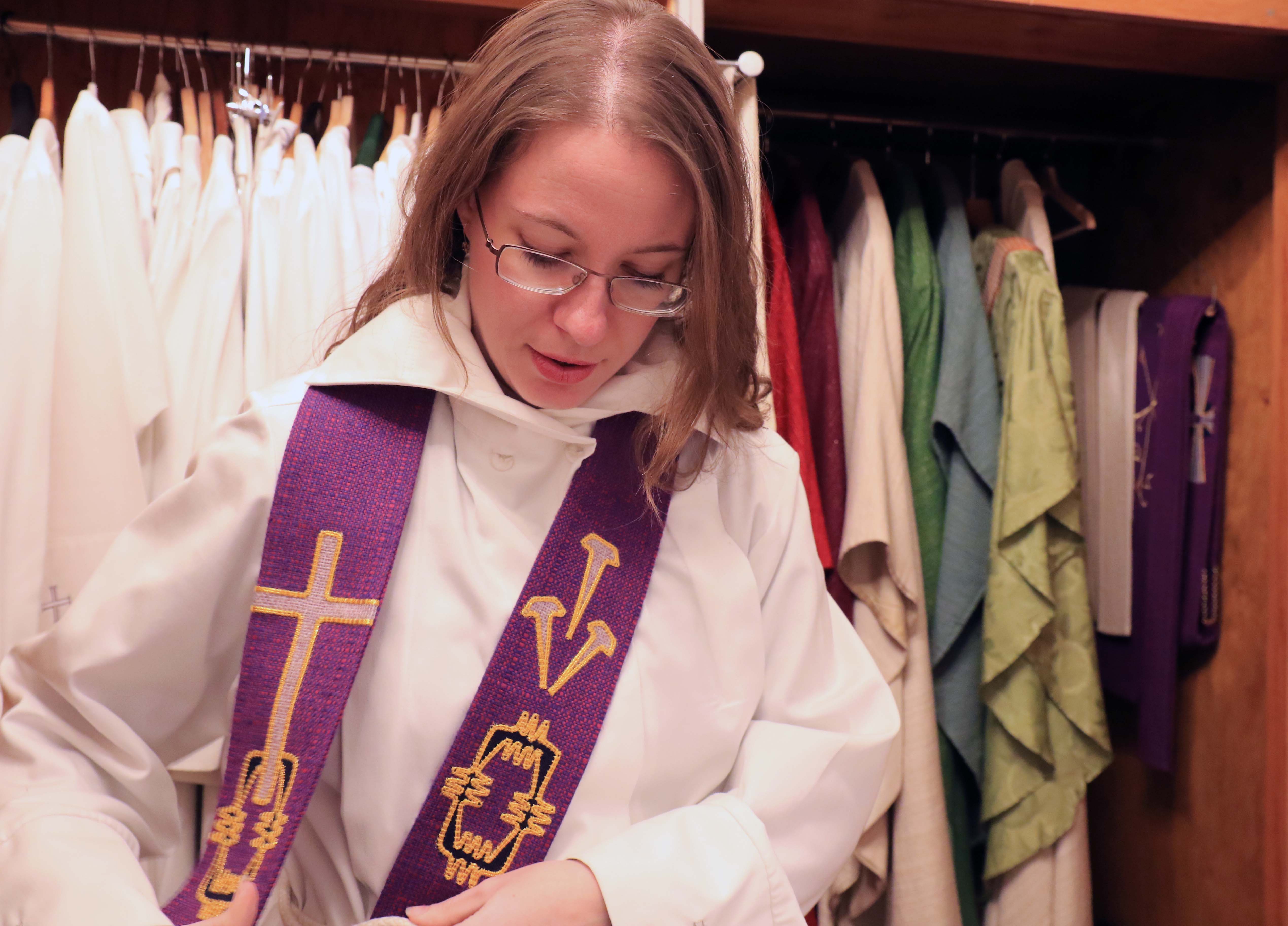 Fastans färger är blå och lila. Under fastan har prästen blå eller lila stola och mässhake och altaret har blå eller lila duk. Sofija Pedersen Videke förbereder sig inför gudstjänst.