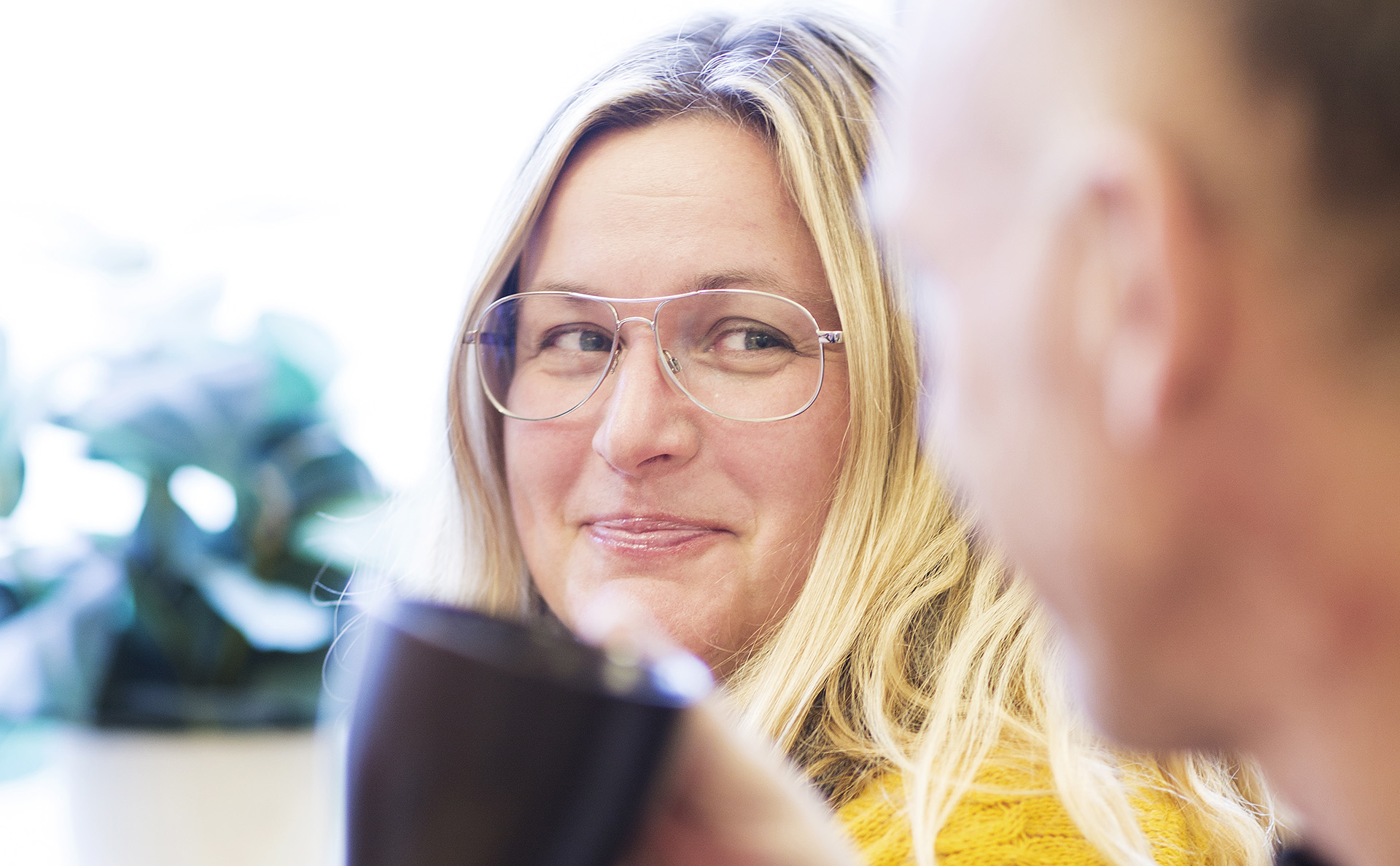 Två samtalar, kaffekopp