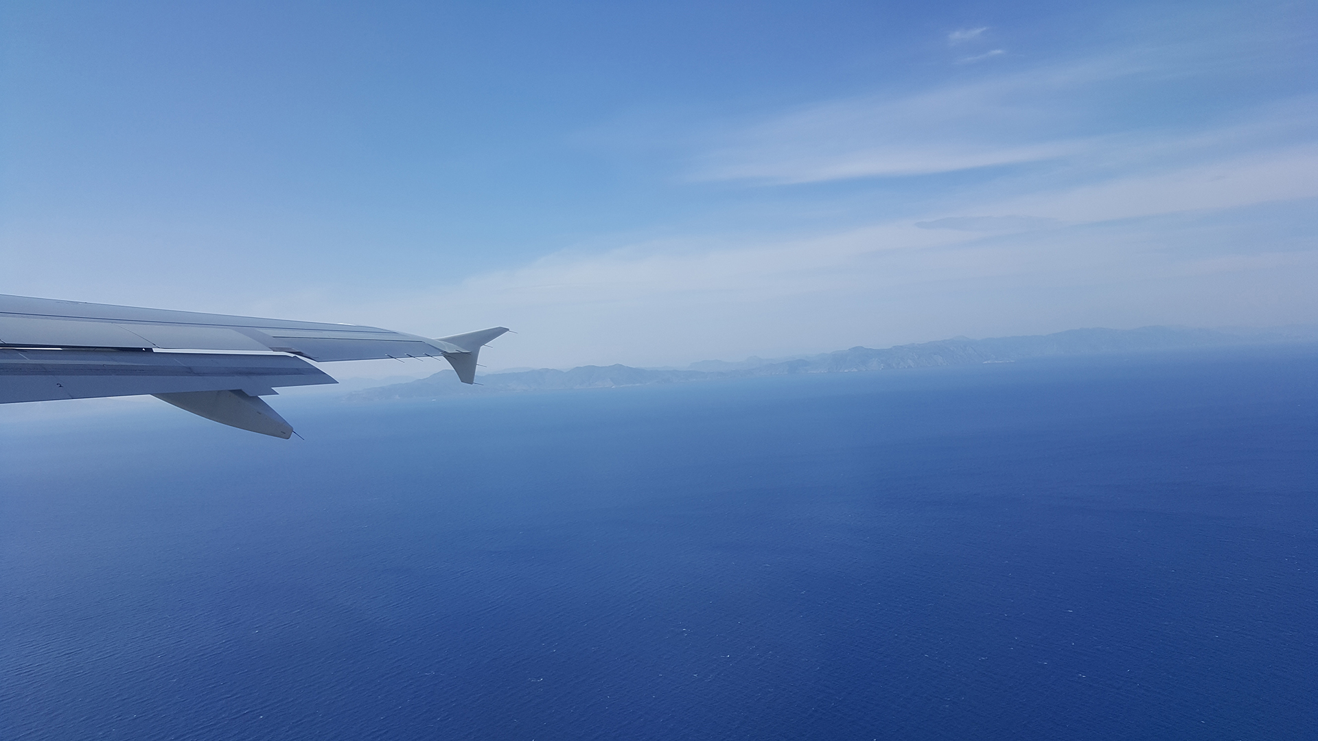 Flygplansvinge under flygning.