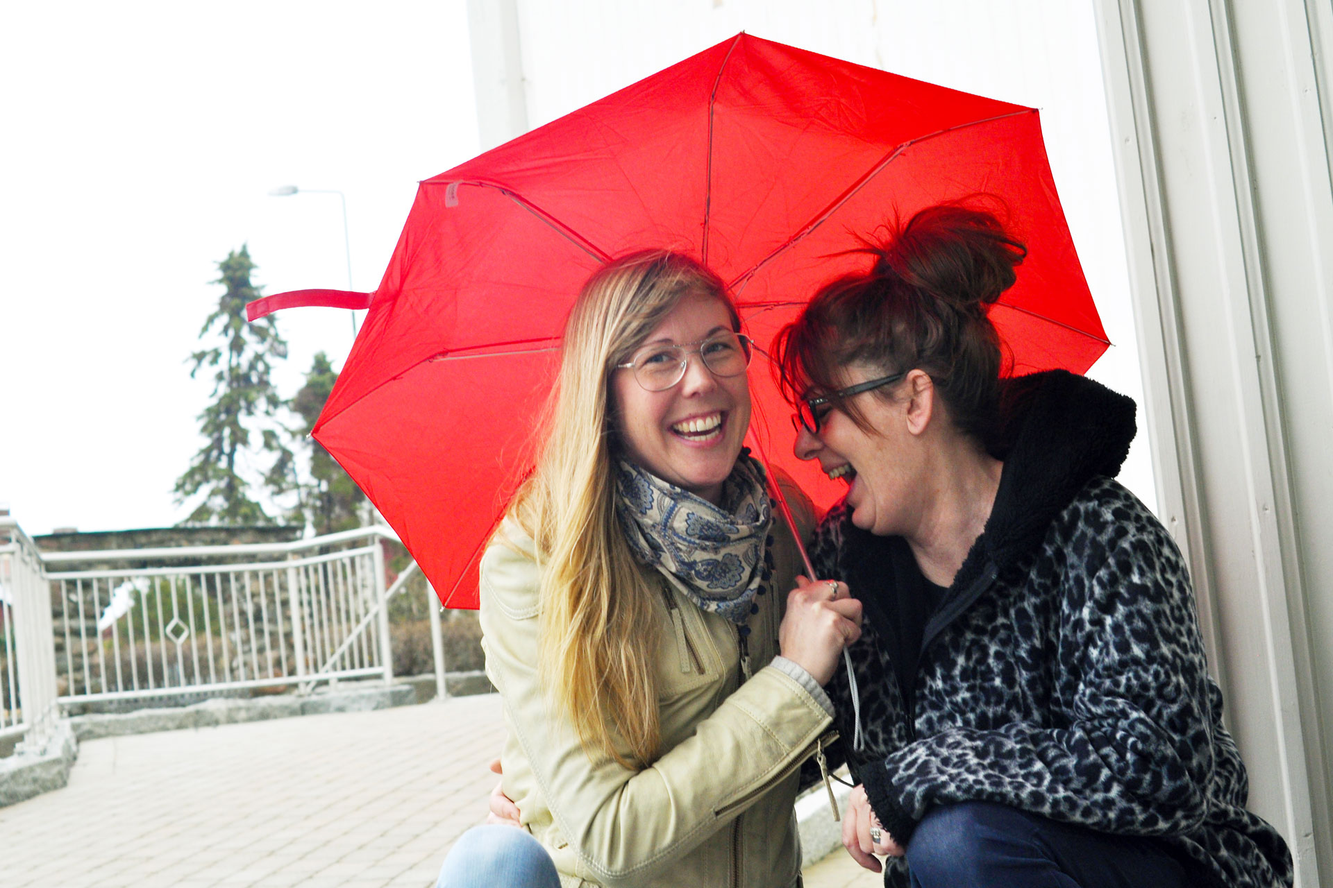 Johanna Björkens och Maria Wanloo får sinnesro i kyrkan.