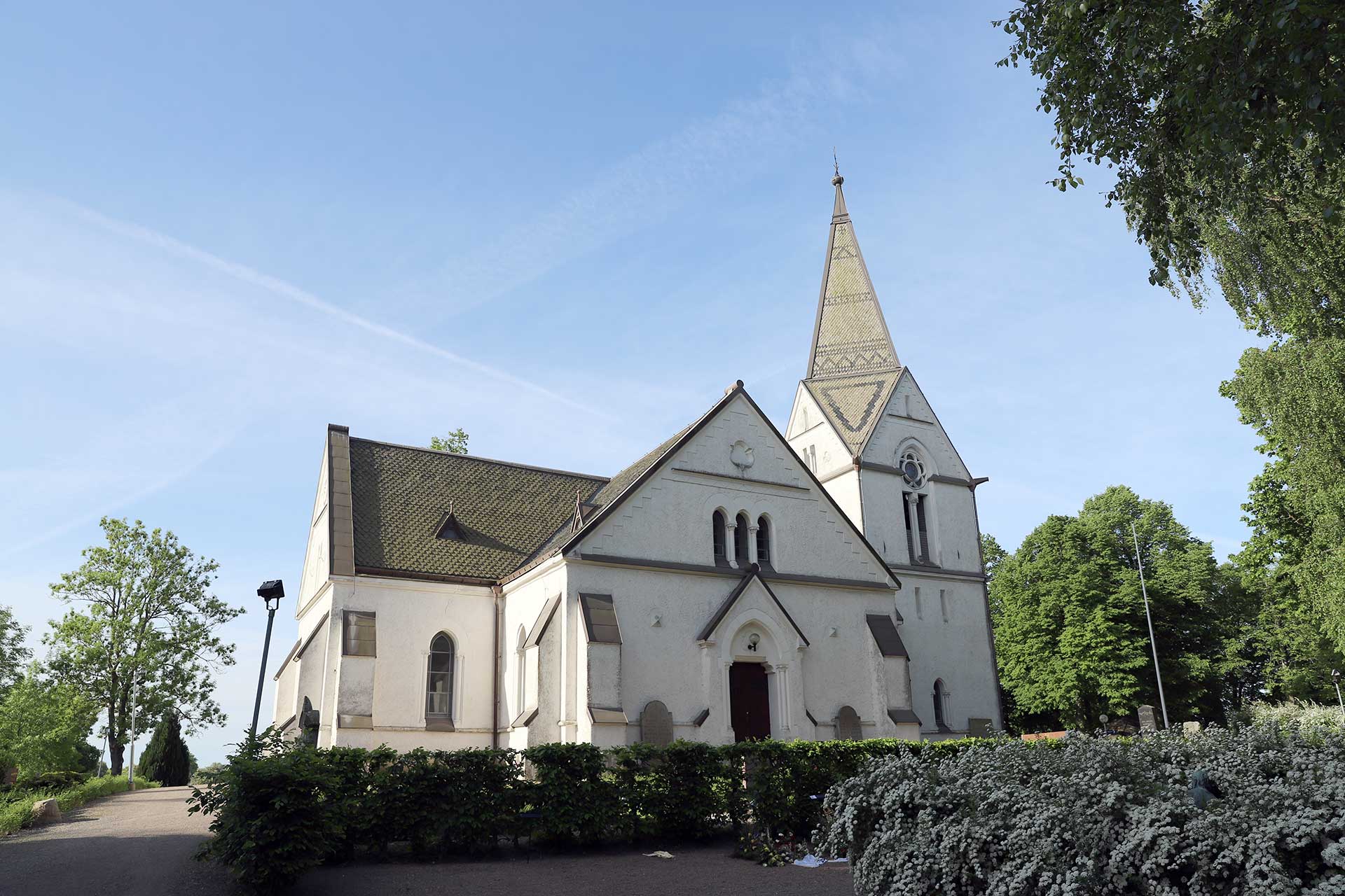 Fosie kyrka är en vitputsad kyrka i nygotisk stil.