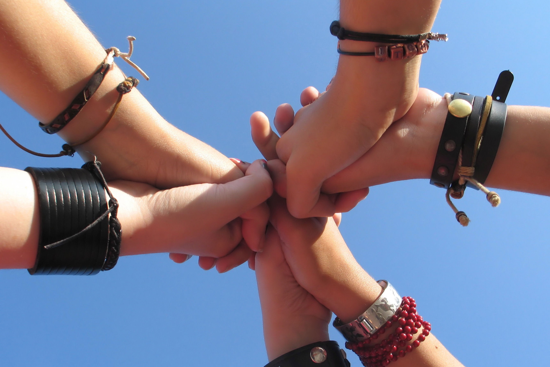 Olika händer möts i mitten.