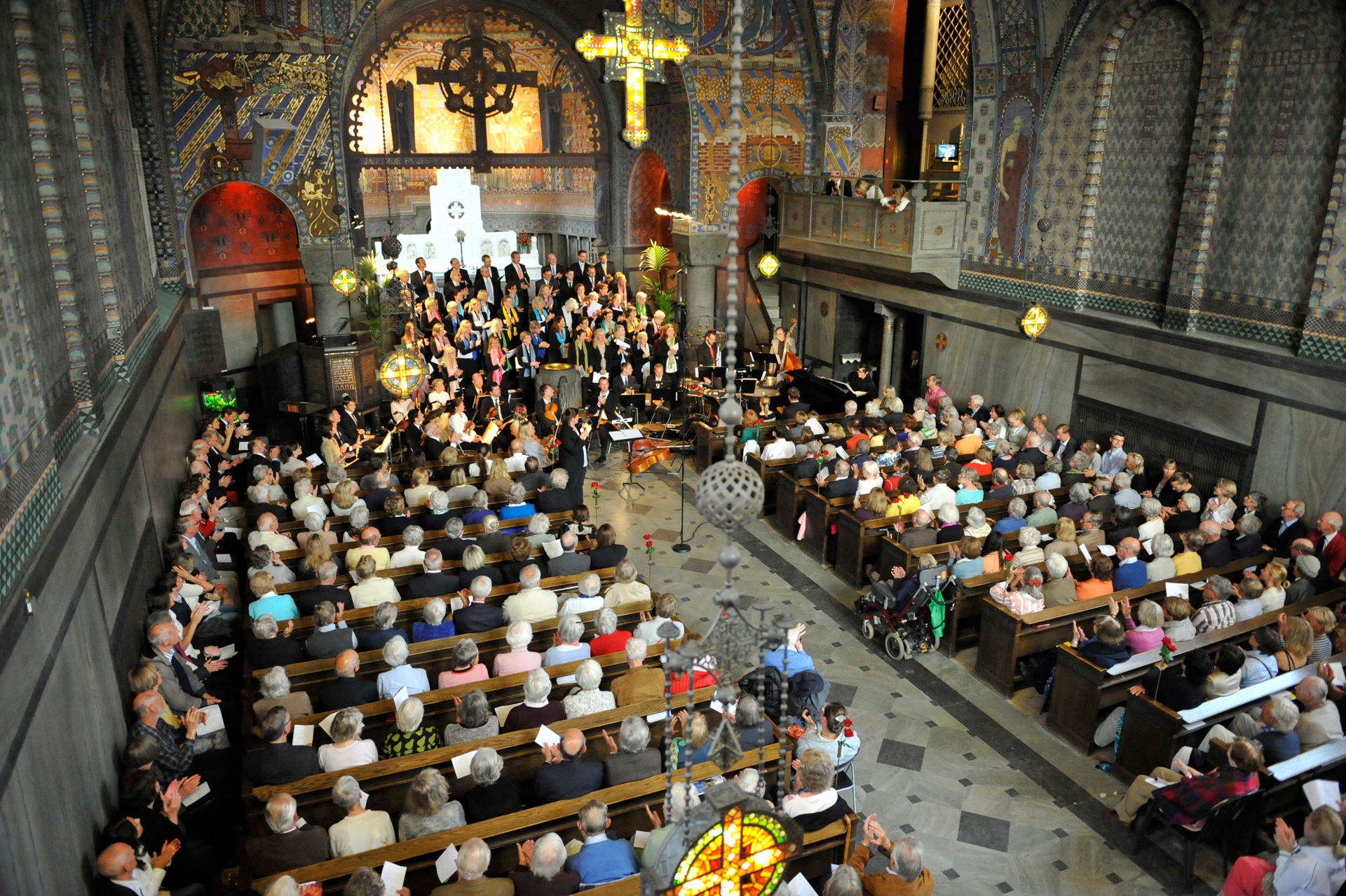 Fullsatt kyrka firar gudstjänst