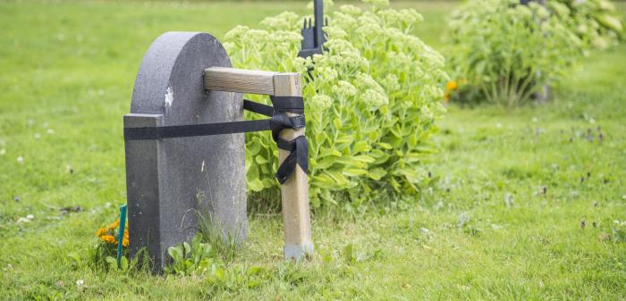 Säkerhetskontroll av gravstenar enligt CGK:s anvisningar
pågår. Det innebär att osäkra och farliga stenar kommer att läggas ner och gravrättsinnehavare för dessa gravar kommer att kontaktas. Gravrättsinnehavare har därefter 10 månader på sig att åtgärda stenen.