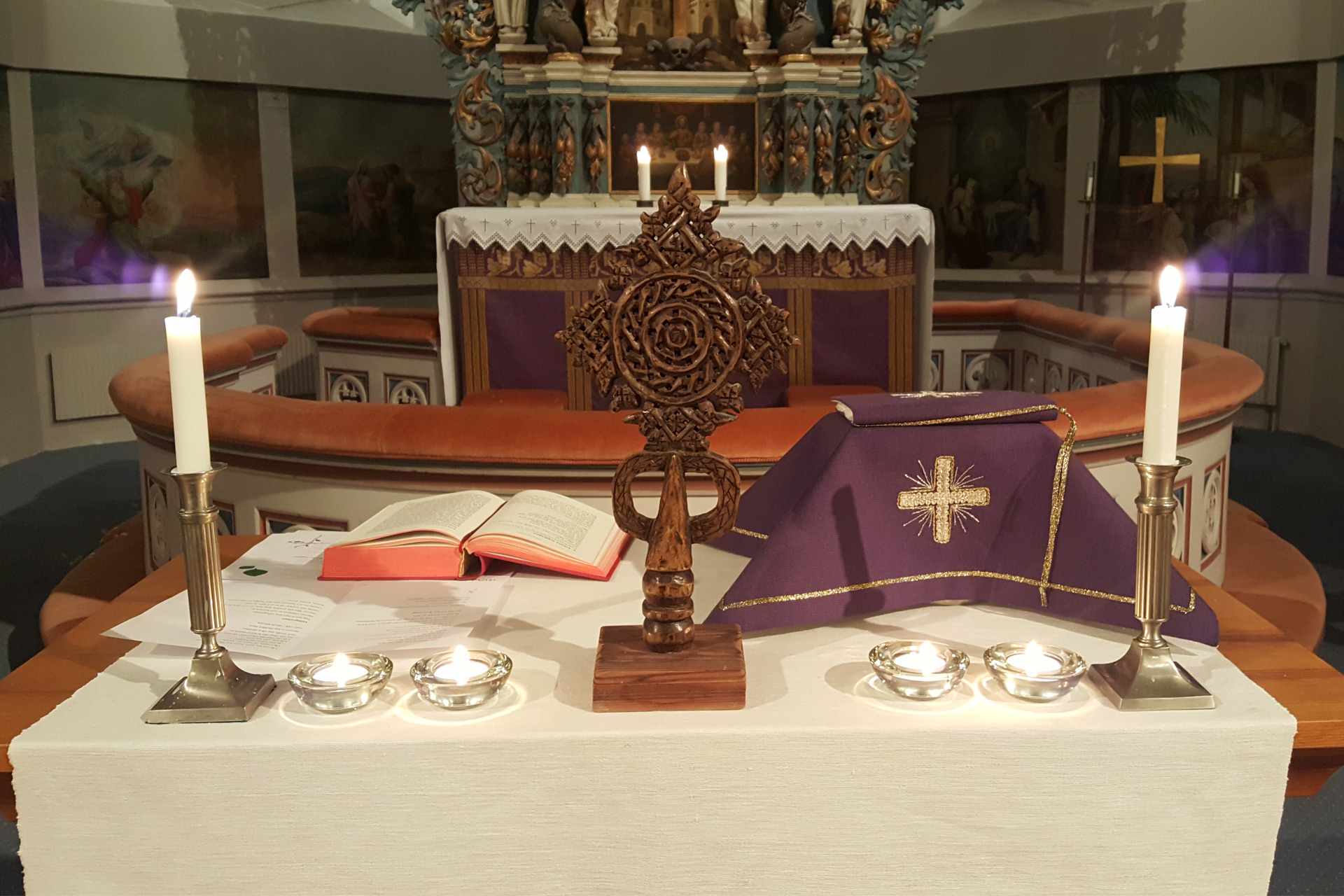 Ett altare dukat med lila kläde och ett etiopiskt kors. Två höga ljusstakar och fyra små värmeljusstakar.