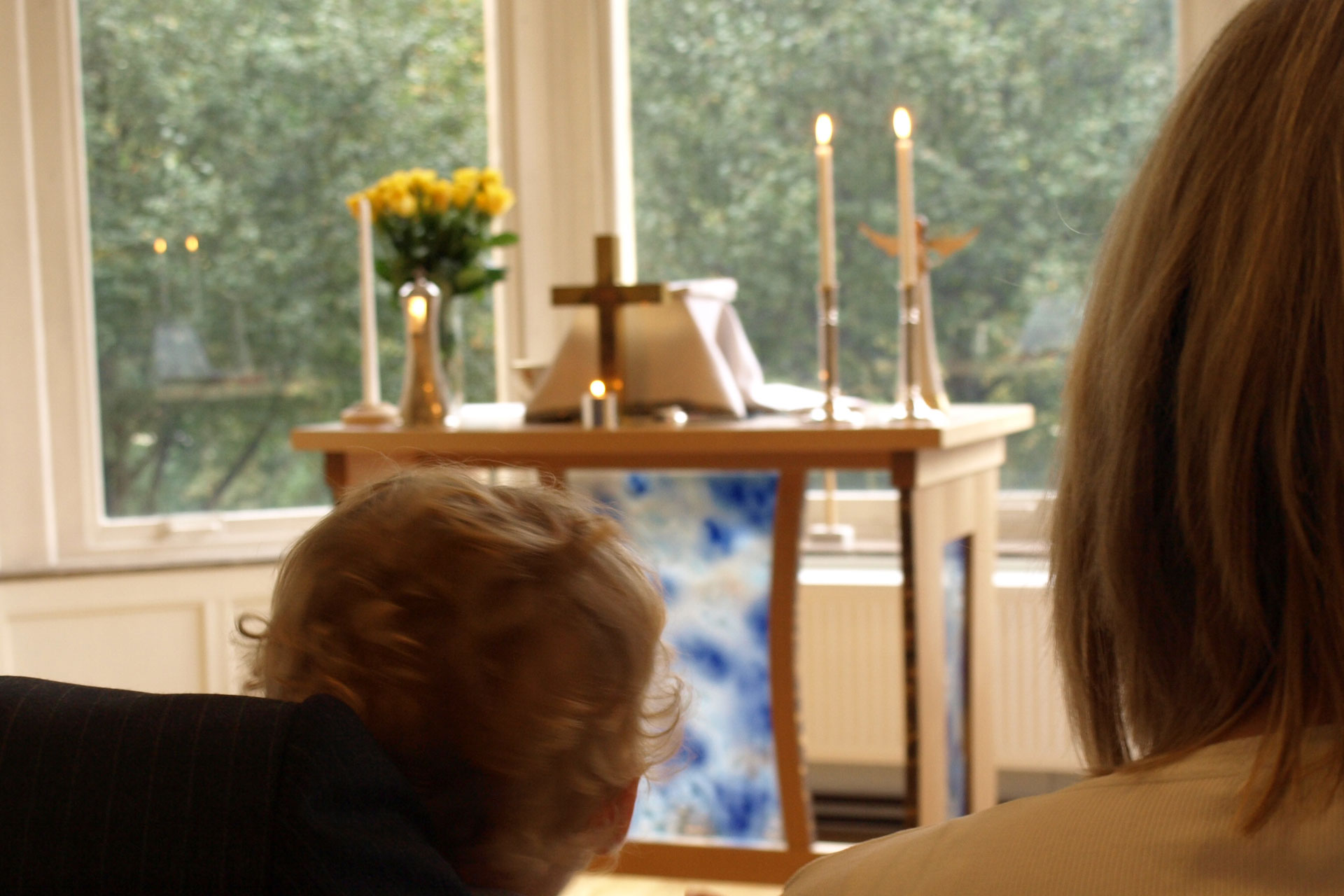 Bild från kyrkorummet med altare 