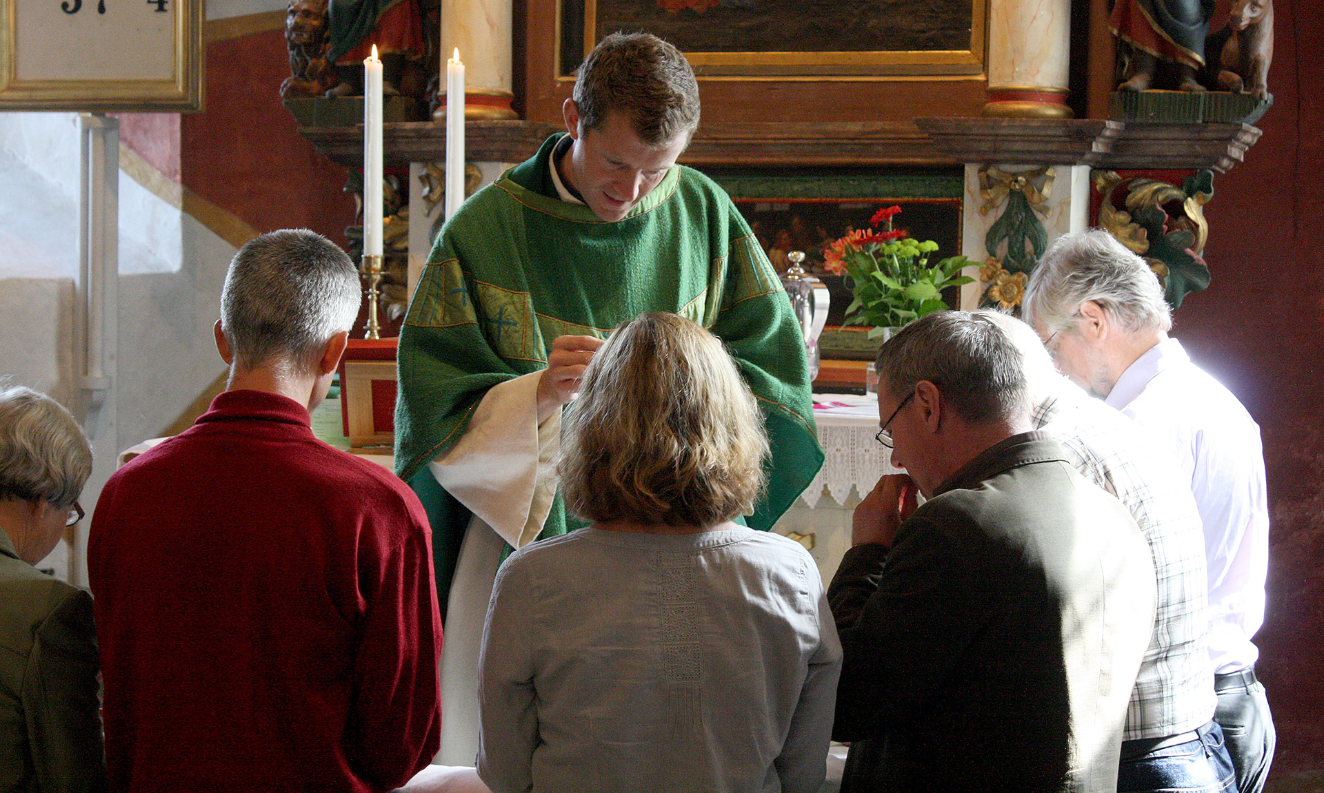 Nattvardsutdelning, präst