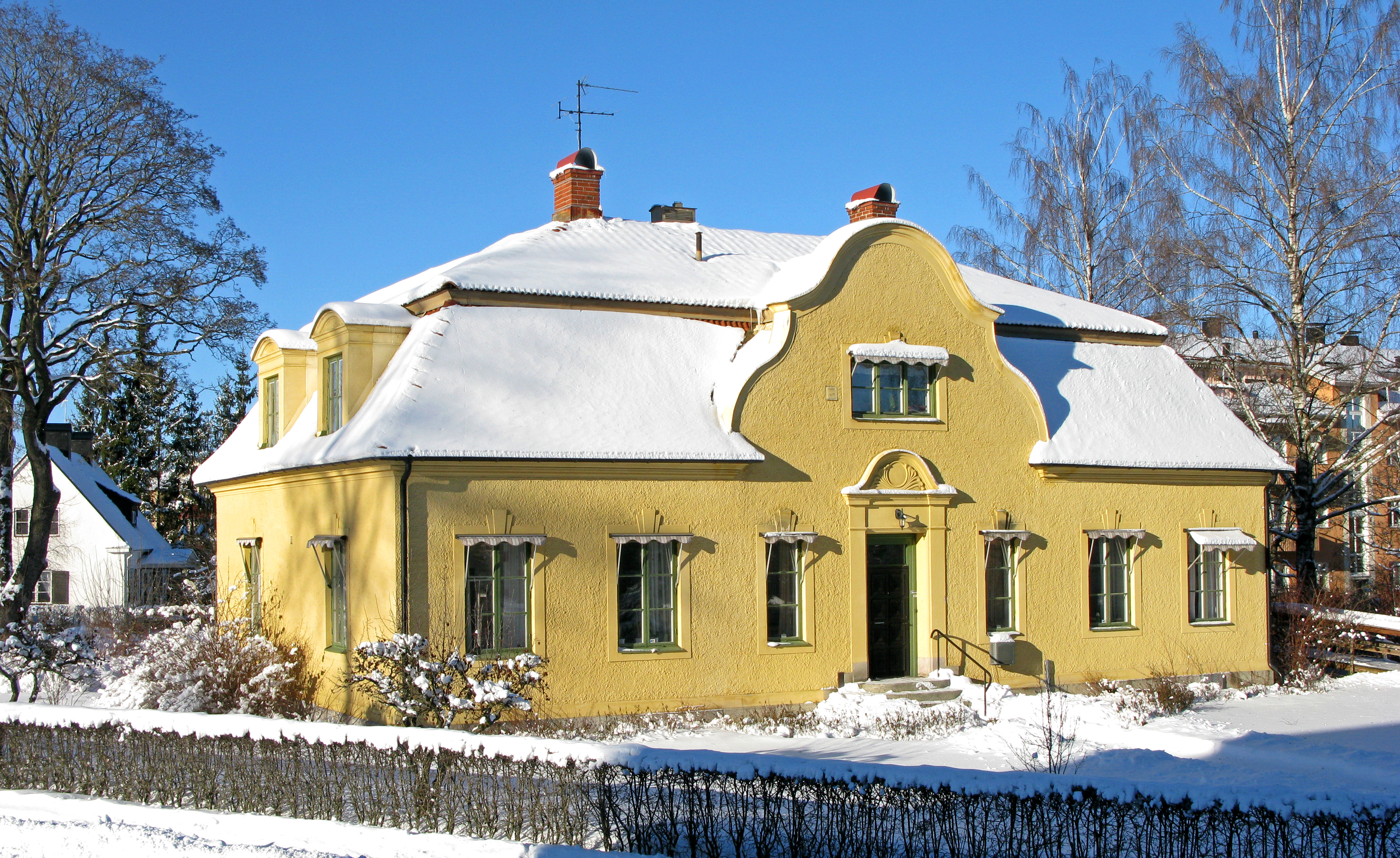 Foto gamla komministergården där kyrkogårdsförvaltningen numera inryms.