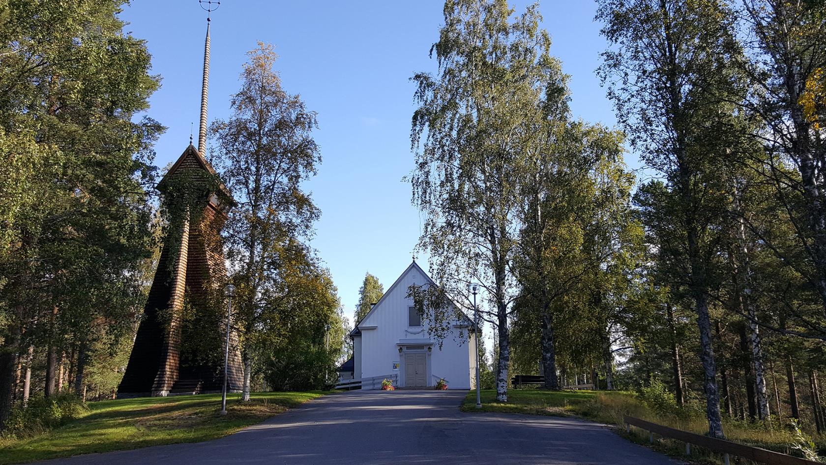 Sommarvy över Gunnarsbyns kyrka.