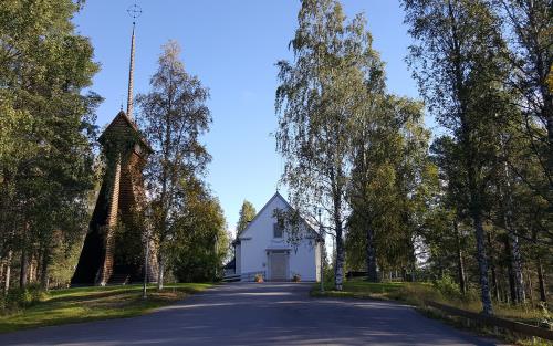 Sommarvy över Gunnarsbyns kyrka.