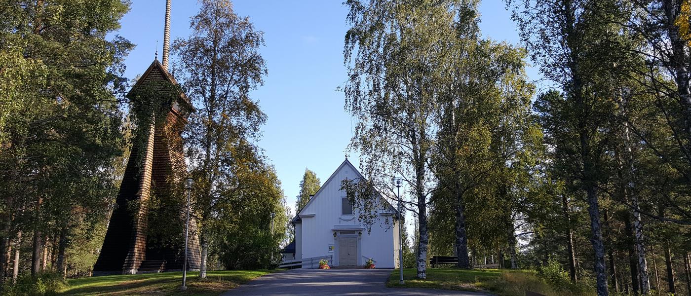 Sommarvy över Gunnarsbyns kyrka.