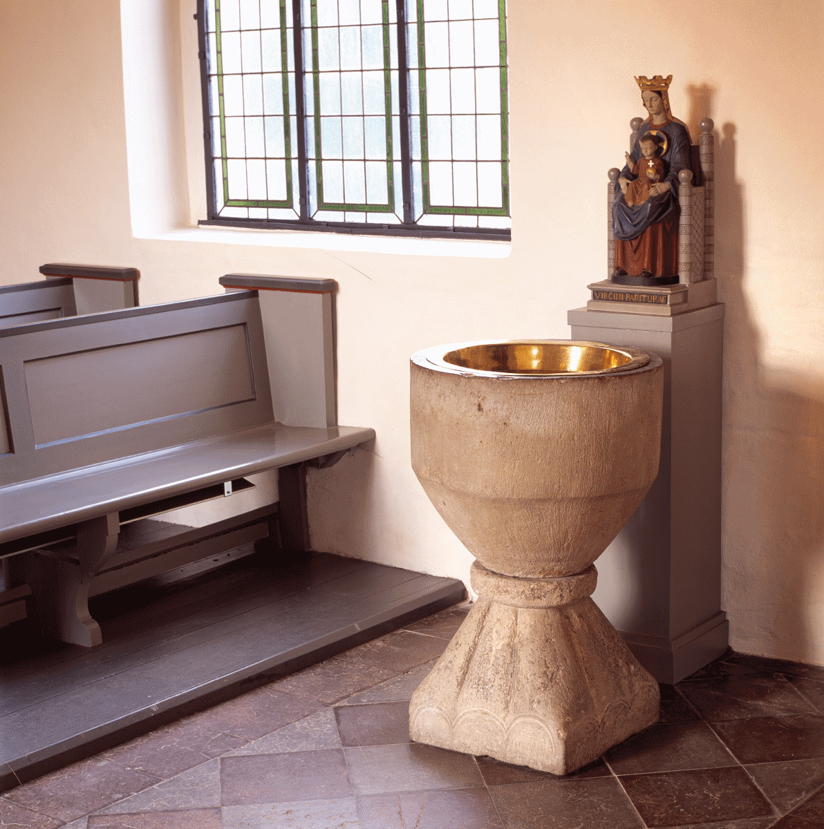 Interiör dopfunt Stora Råby kyrka