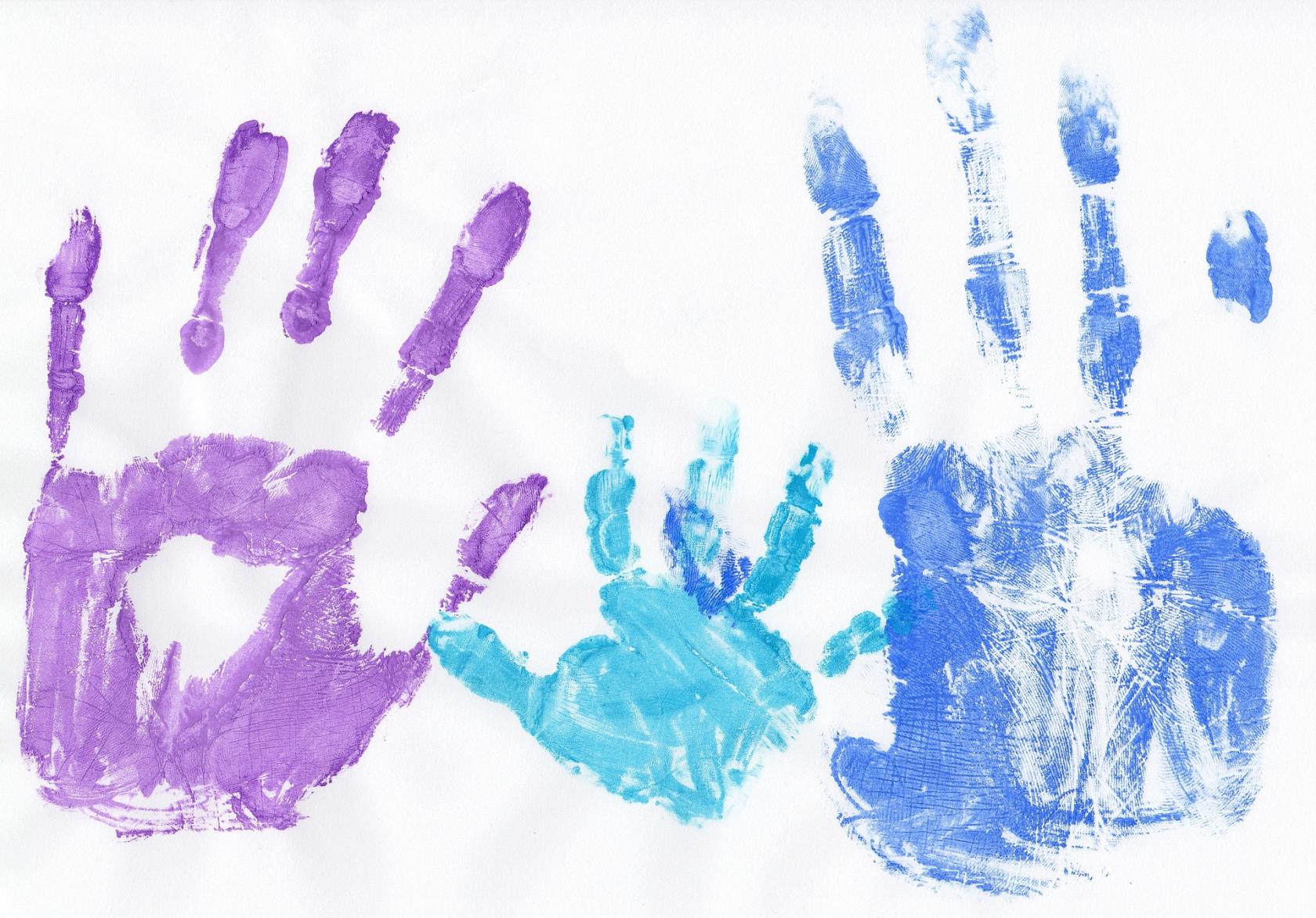 Avtryck av händer i olika färger och storlekar.