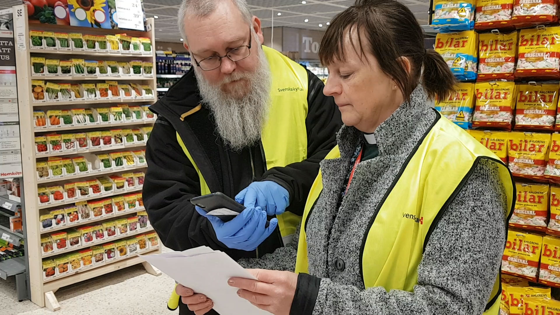 Diakon Johanna Vinter och en volontär handlar mat till äldre
