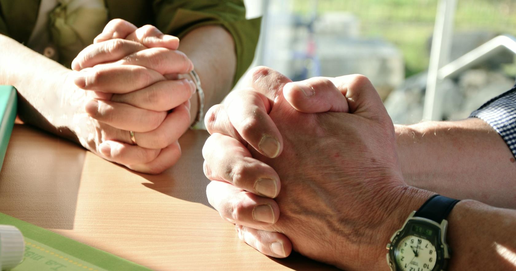 Två personer som ber tillsammans