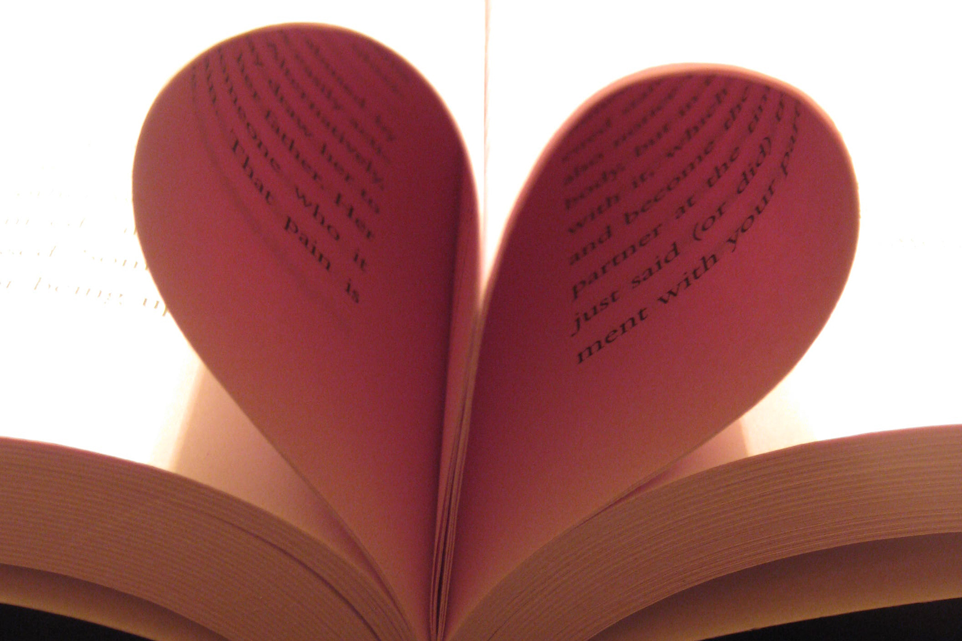 Bokblad vikta till ett hjärta.