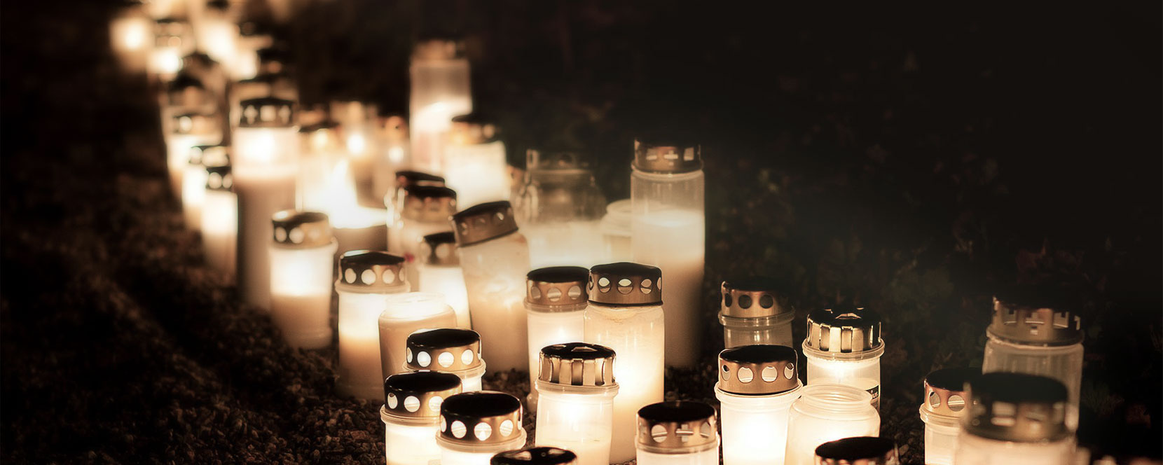 Ljus som brinner på en kyrkogård under Allhelgonahelgen.