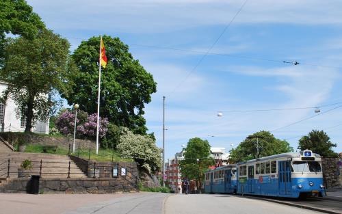 Treans spårvagn passerar utanför Carl Johans kyrka en solig sommardag.