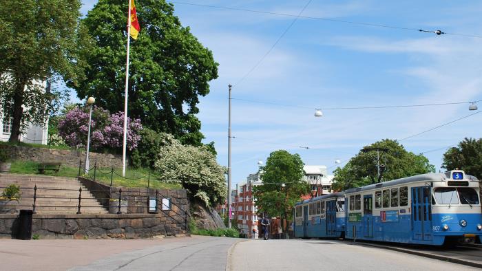 Treans spårvagn passerar utanför Carl Johans kyrka en solig sommardag.