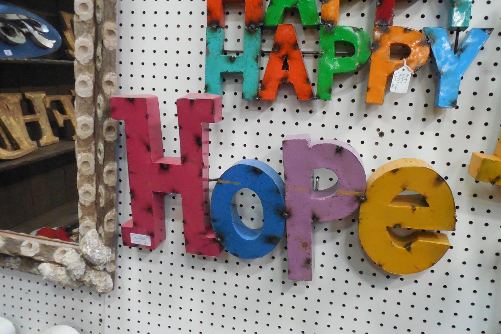 Texterna "hope" och "kärlek" och glada färger.
