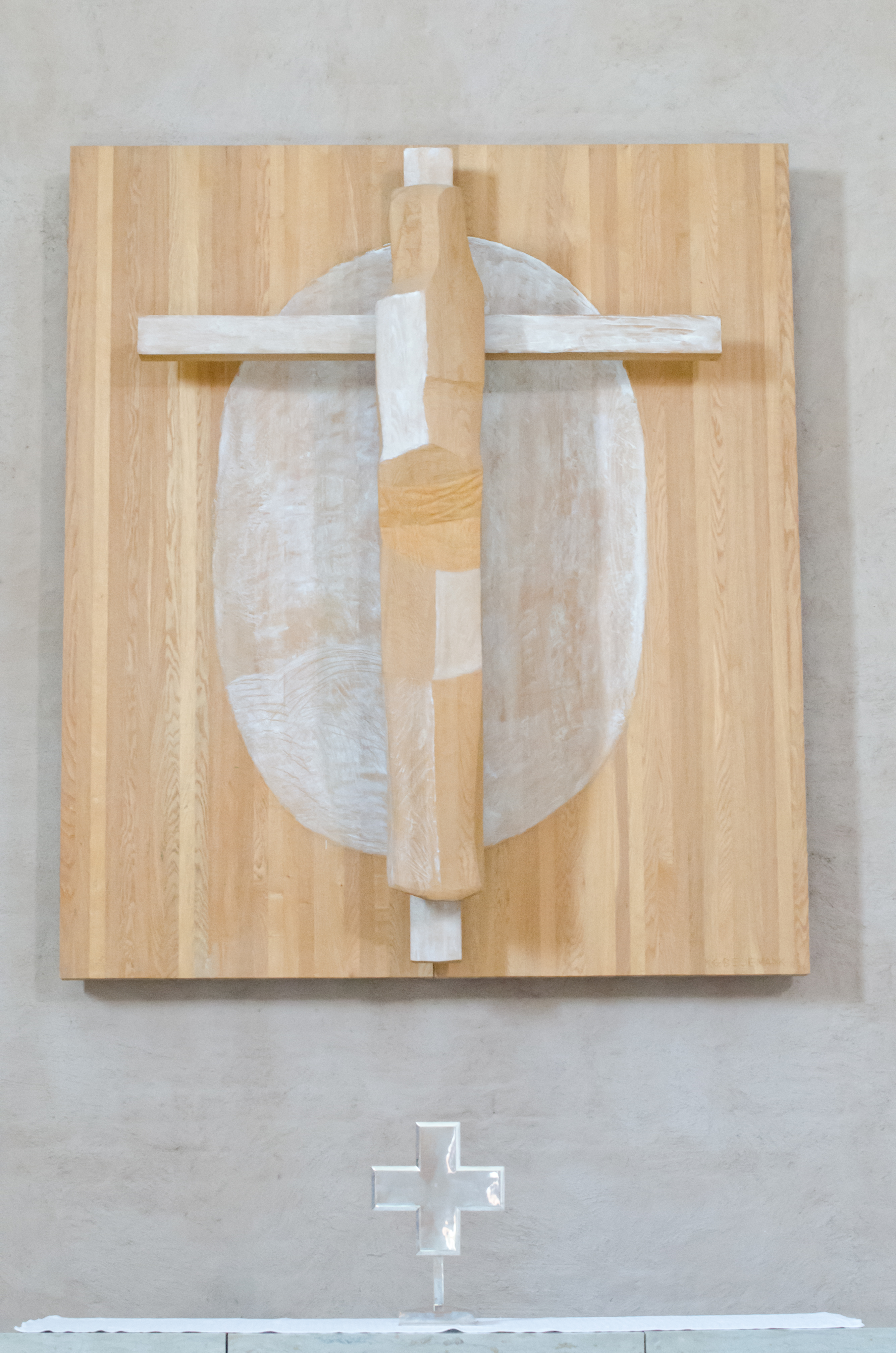 Altartavlan och altaret med kors i Hornsbergskyrkan.