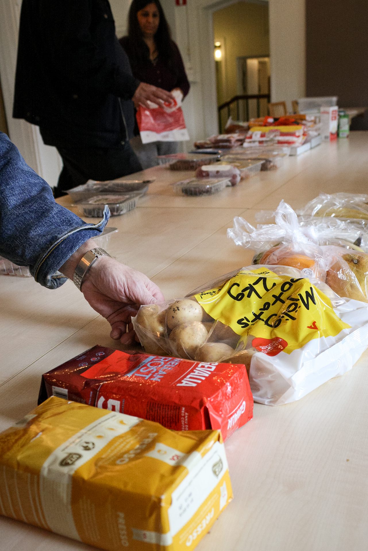 Volontär hjälper till med kaffe