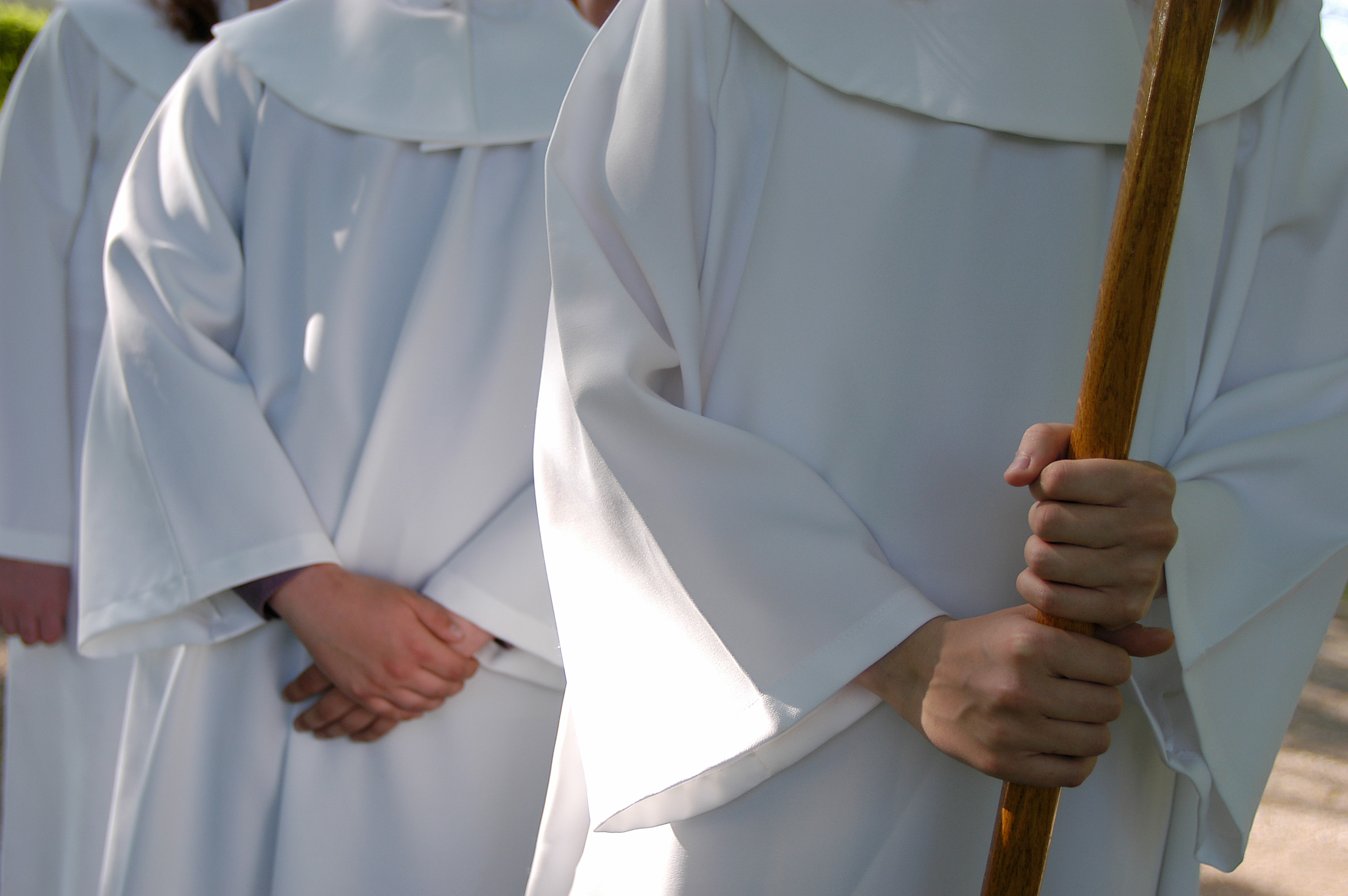 Konfirmander i kåpor på led.