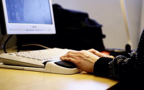 Ett foto av händer som skriver på ett tangentbord.