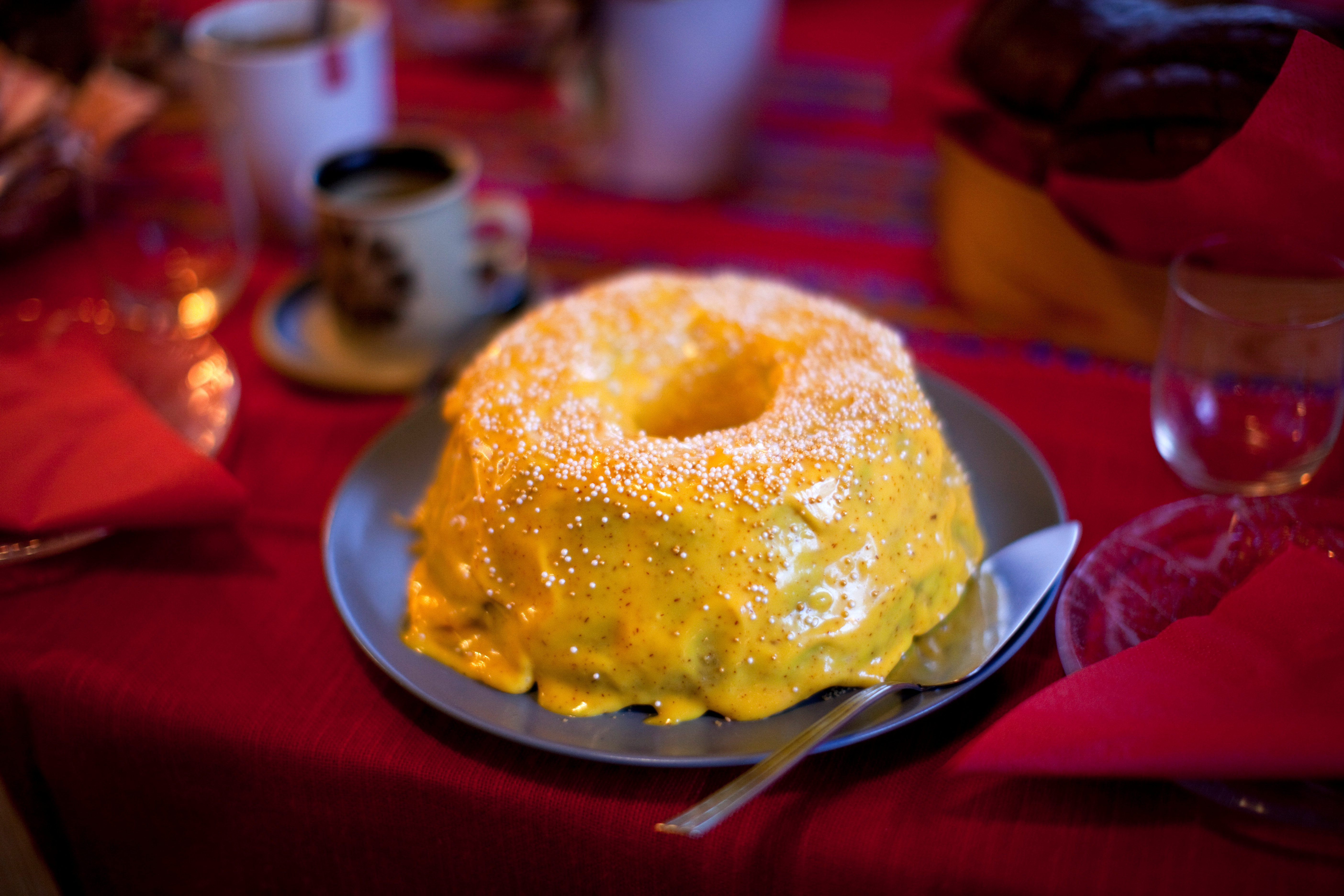 En saffranskaka står på ett juldekorerat bord.