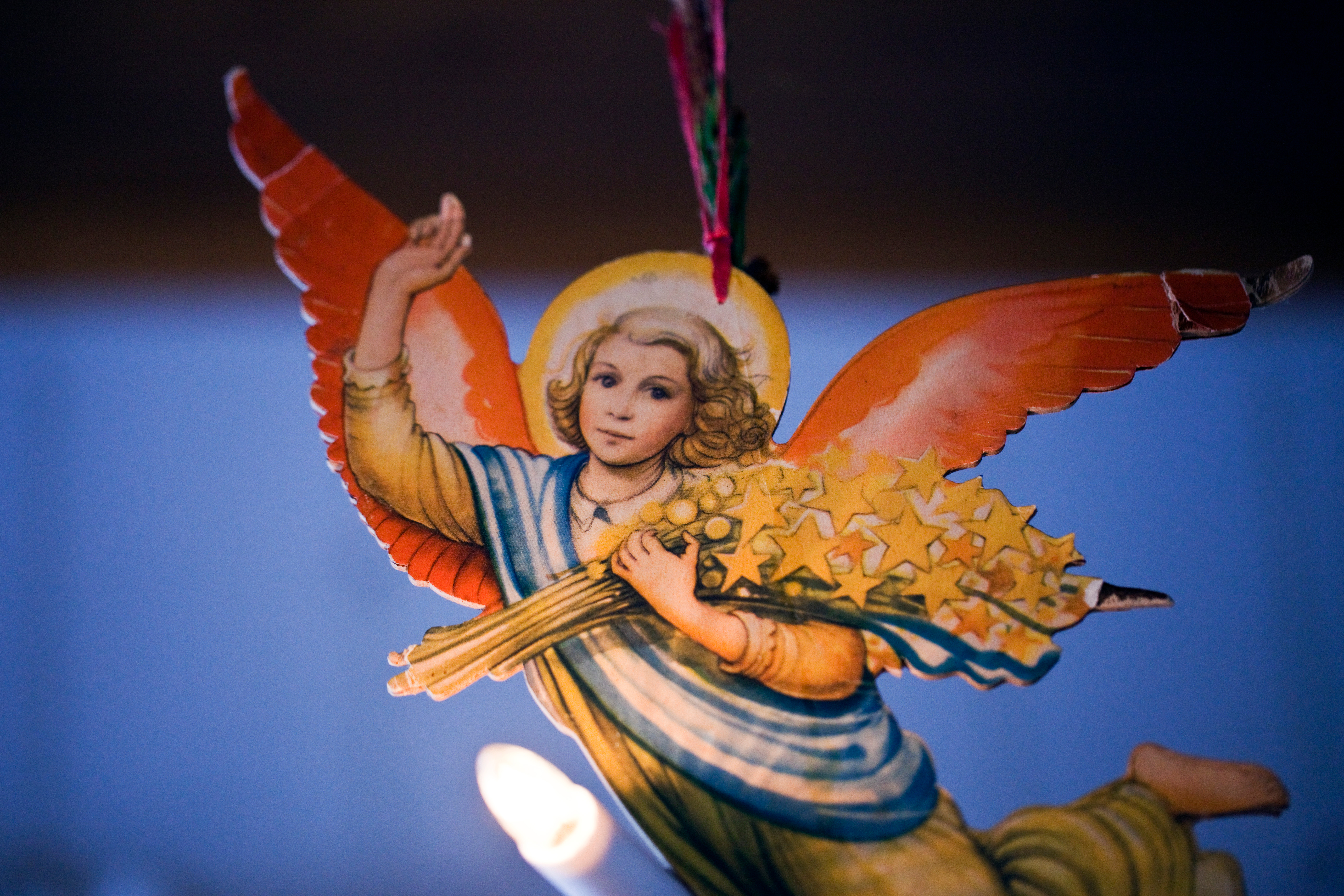 Närbild på ängel som hänger i granen.