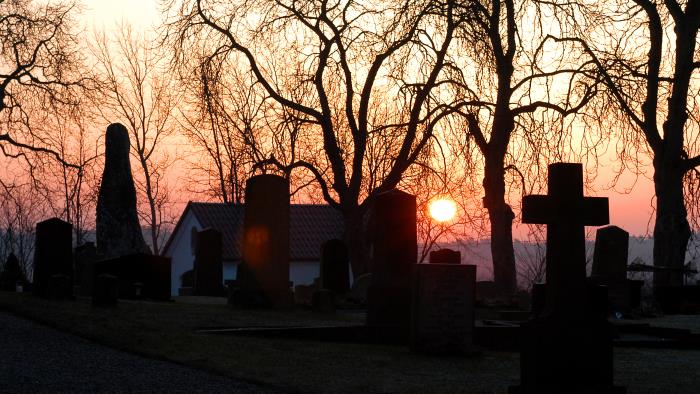 En kyrkogård i solnedgången.