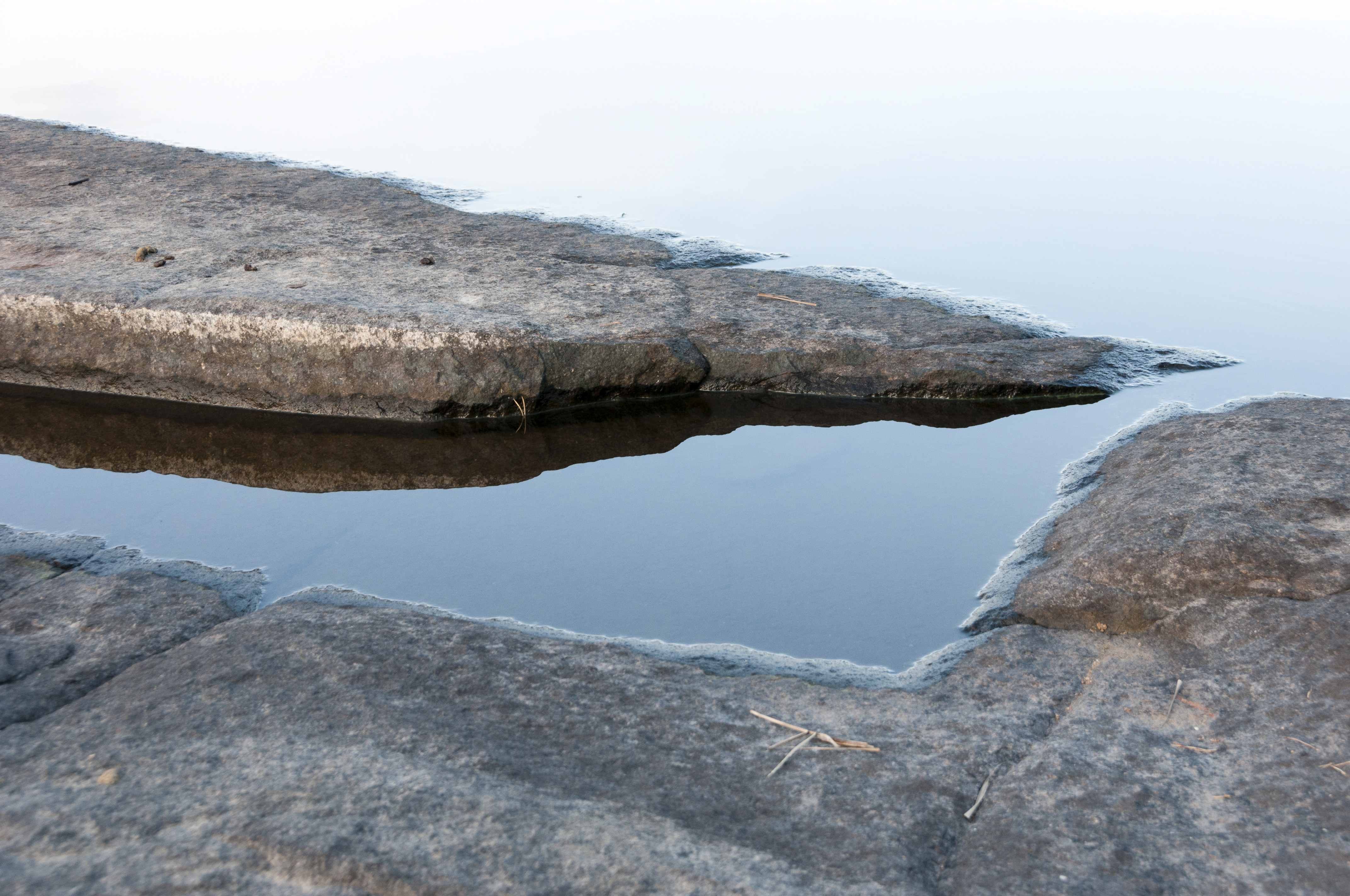 En klippa vid vattnet.