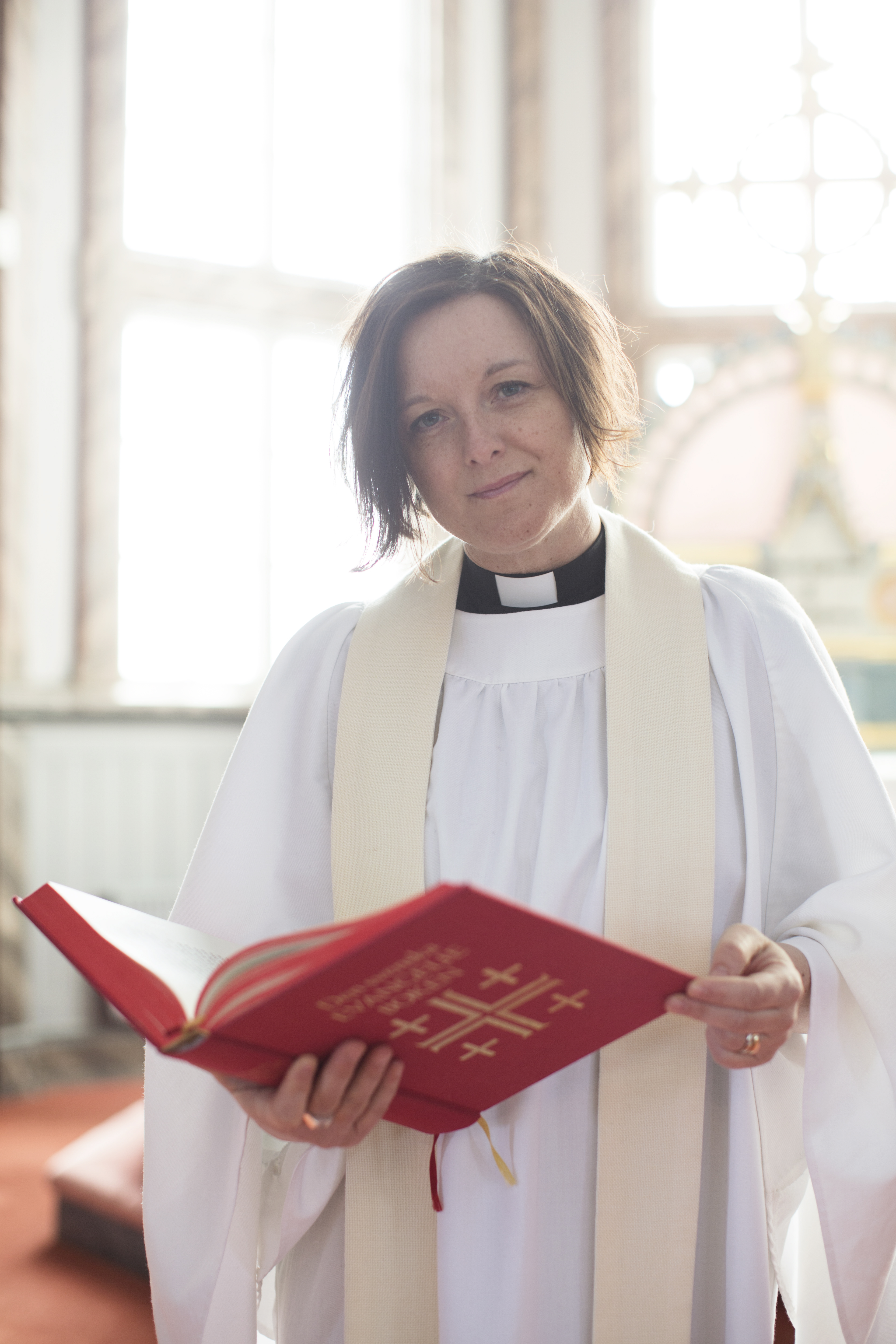 Porträttbild av en kvinnlig präst.