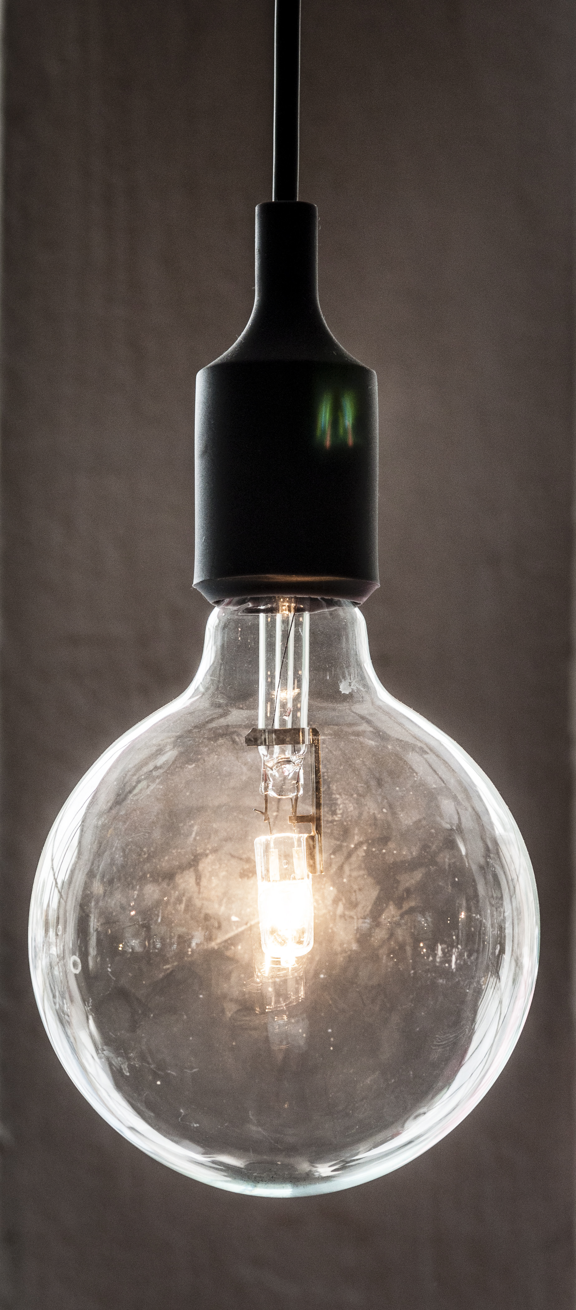 En hängande glödlampa.