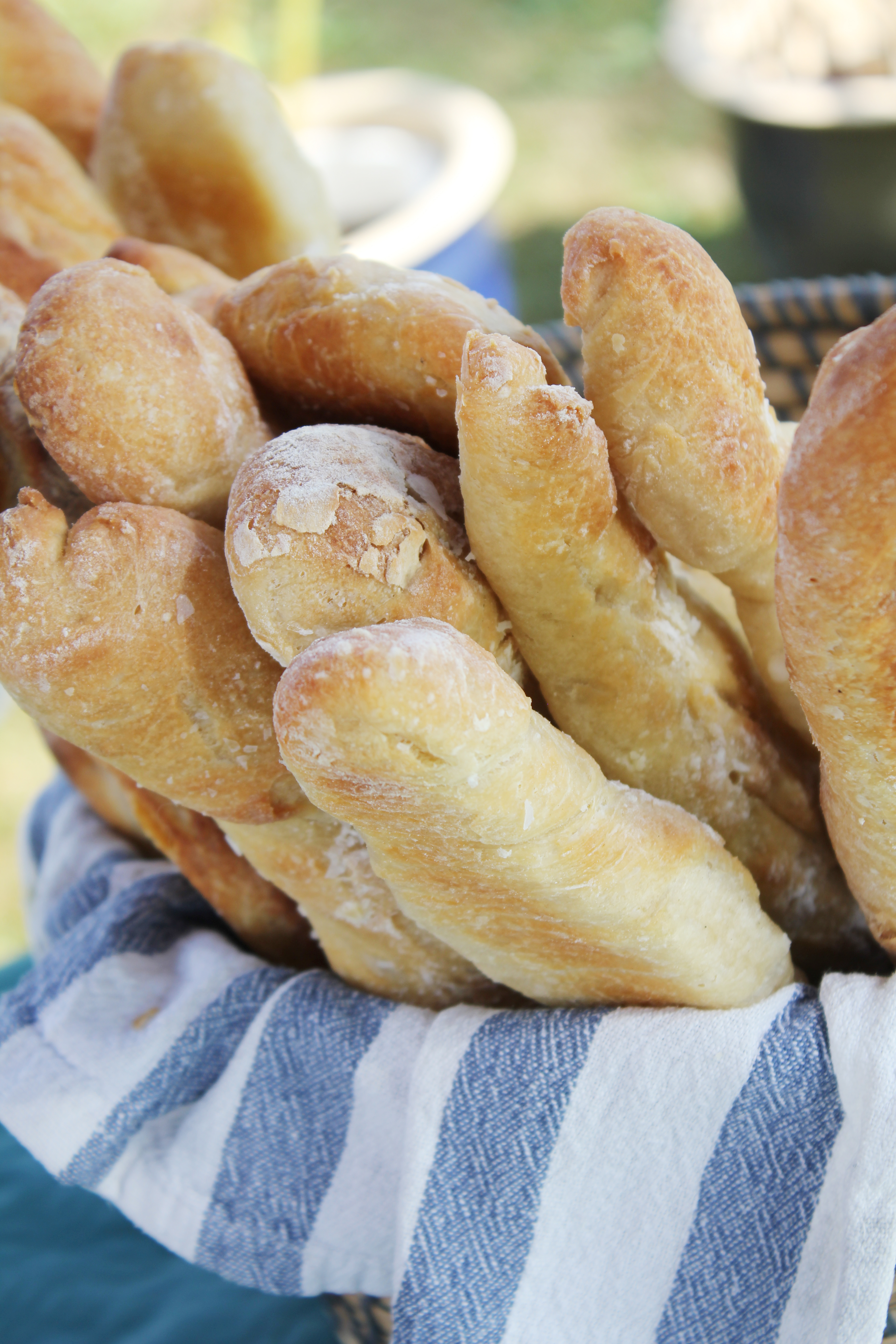 En korg med baguetter.