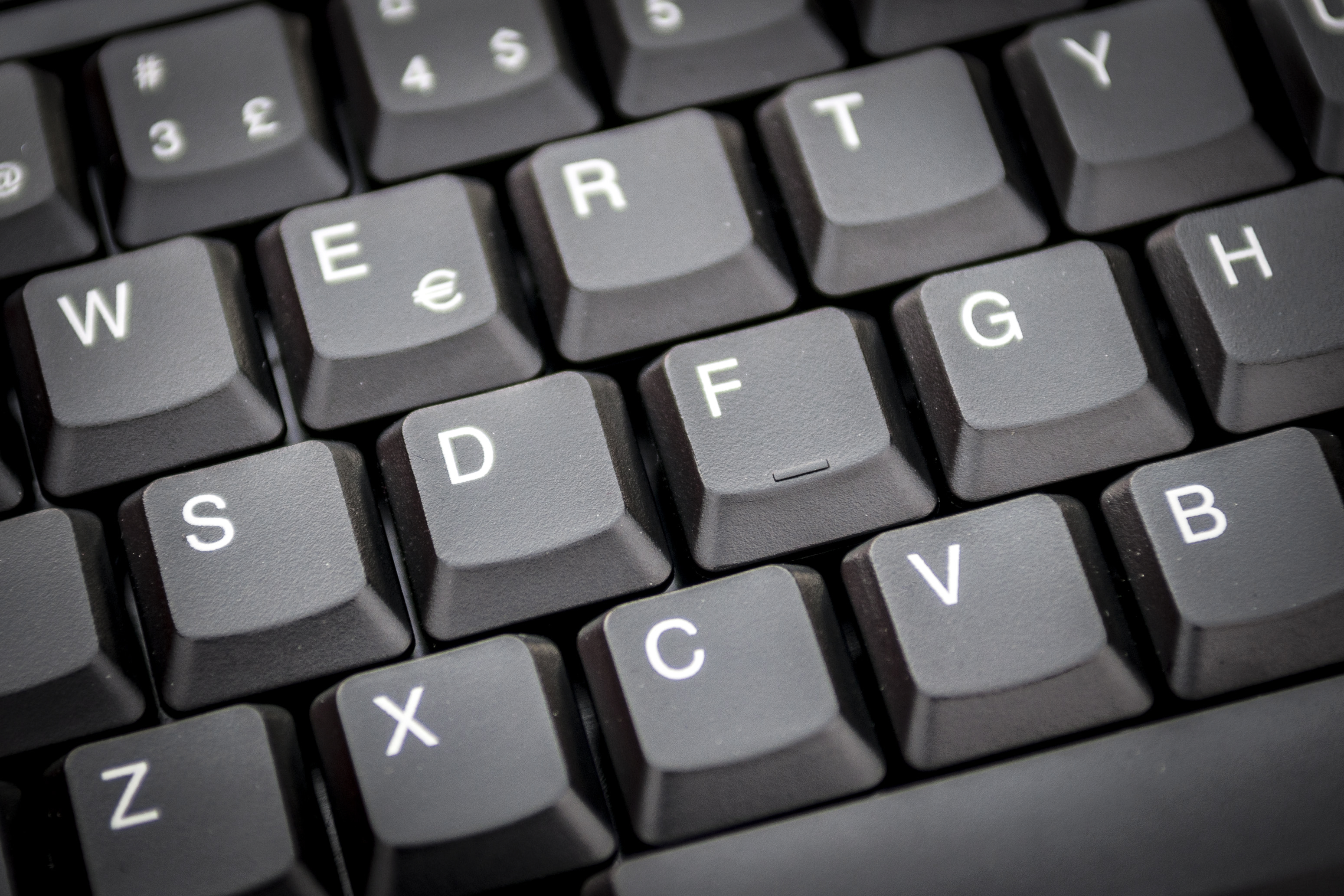 Närbild på ett svart tangentbord.