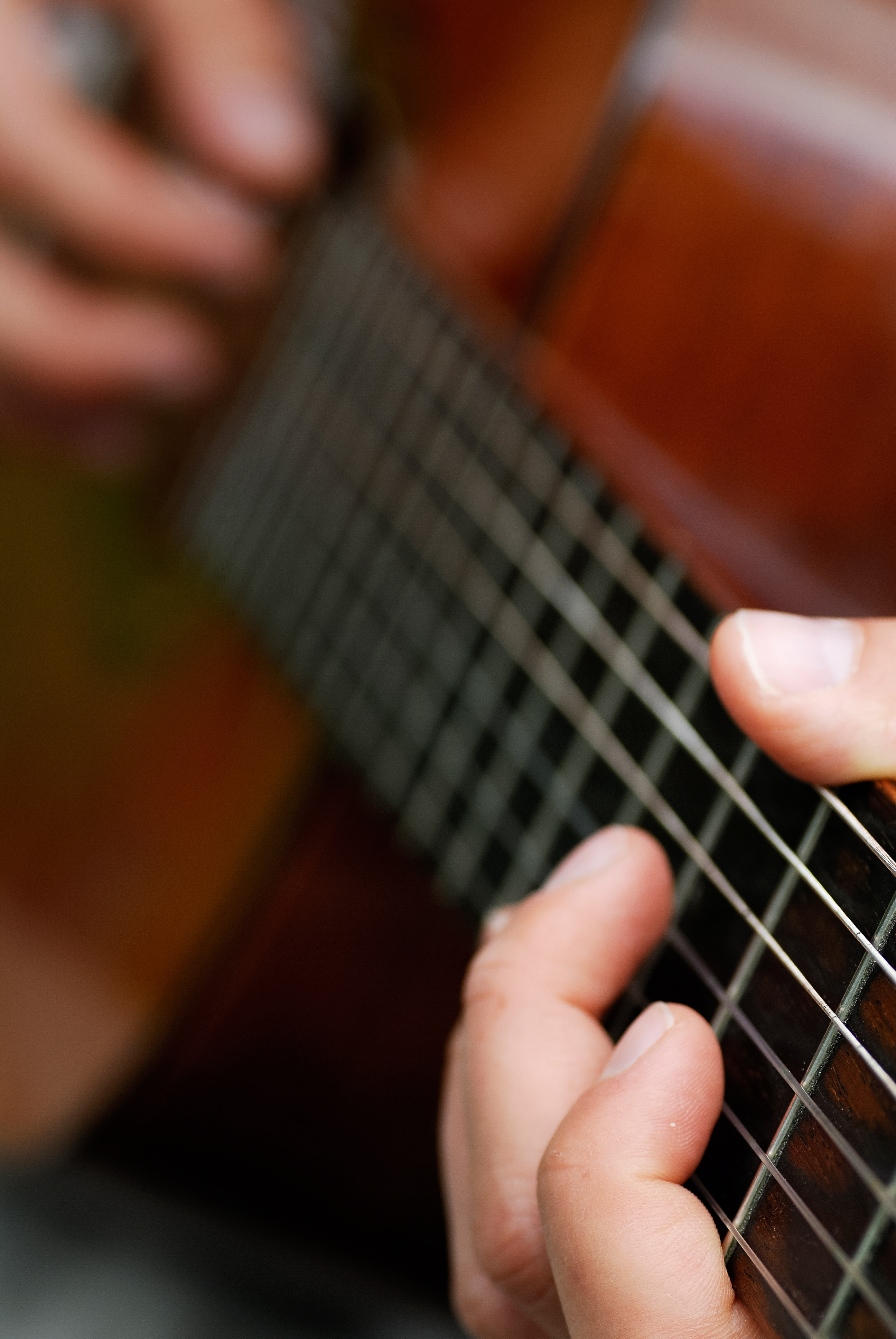 Någon spelar gitarr.