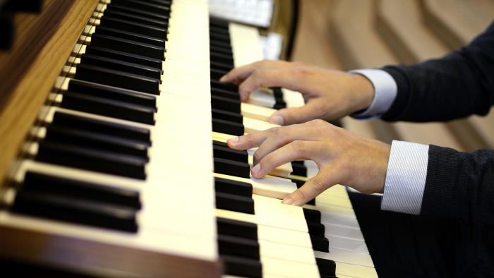 Någon spelar kyrkorgel.